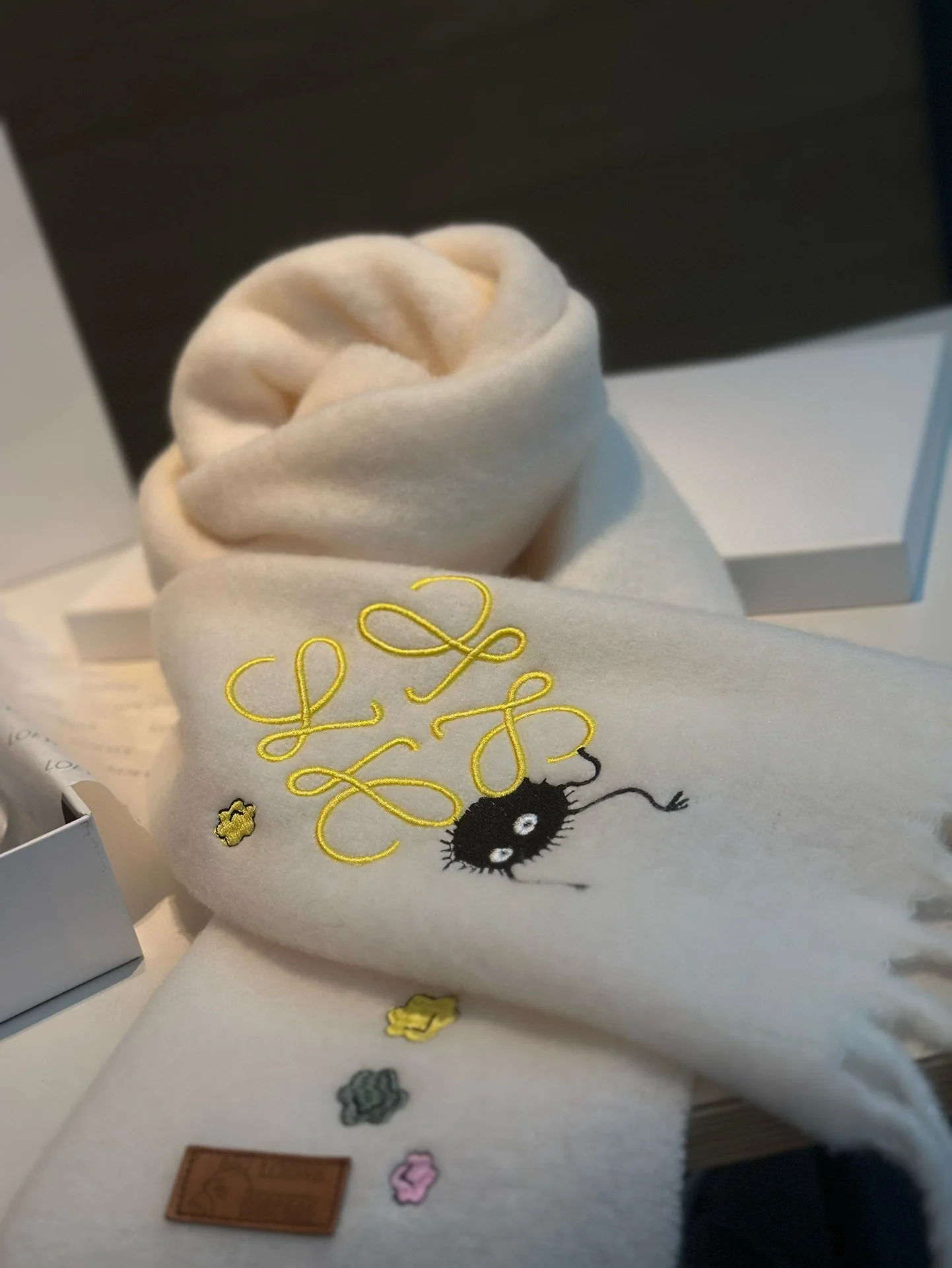 Мягкий шарф Loewe 2024 года в стиле 