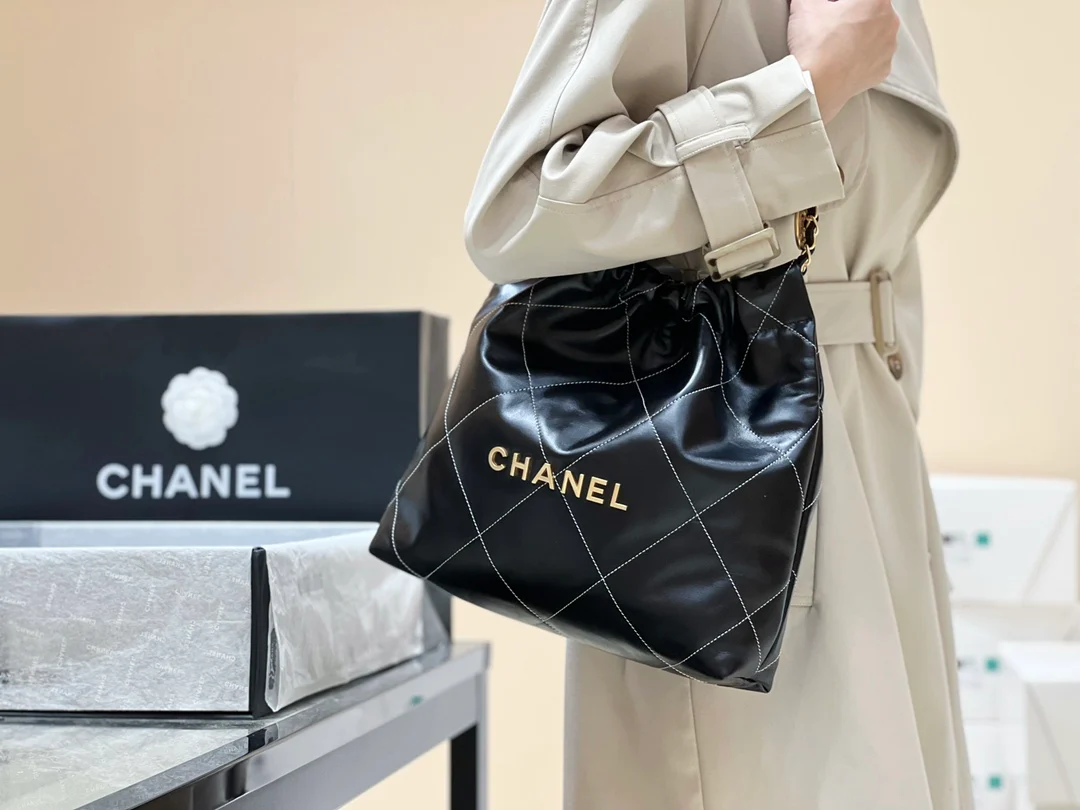 Круизная коллекция Chanel 2023 - сумка 22bag - маленькая - черная - Фотографии в одежде