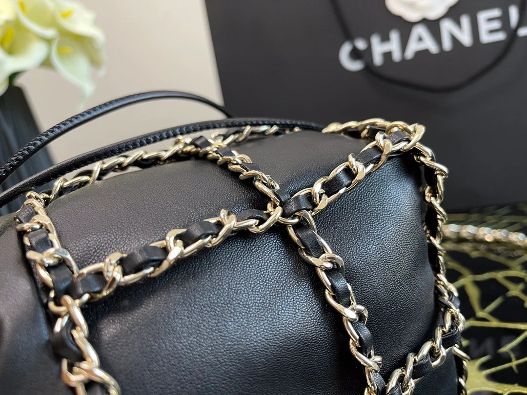 Маленькая сумка-ведро Chanel из овечьей кожи с завязками