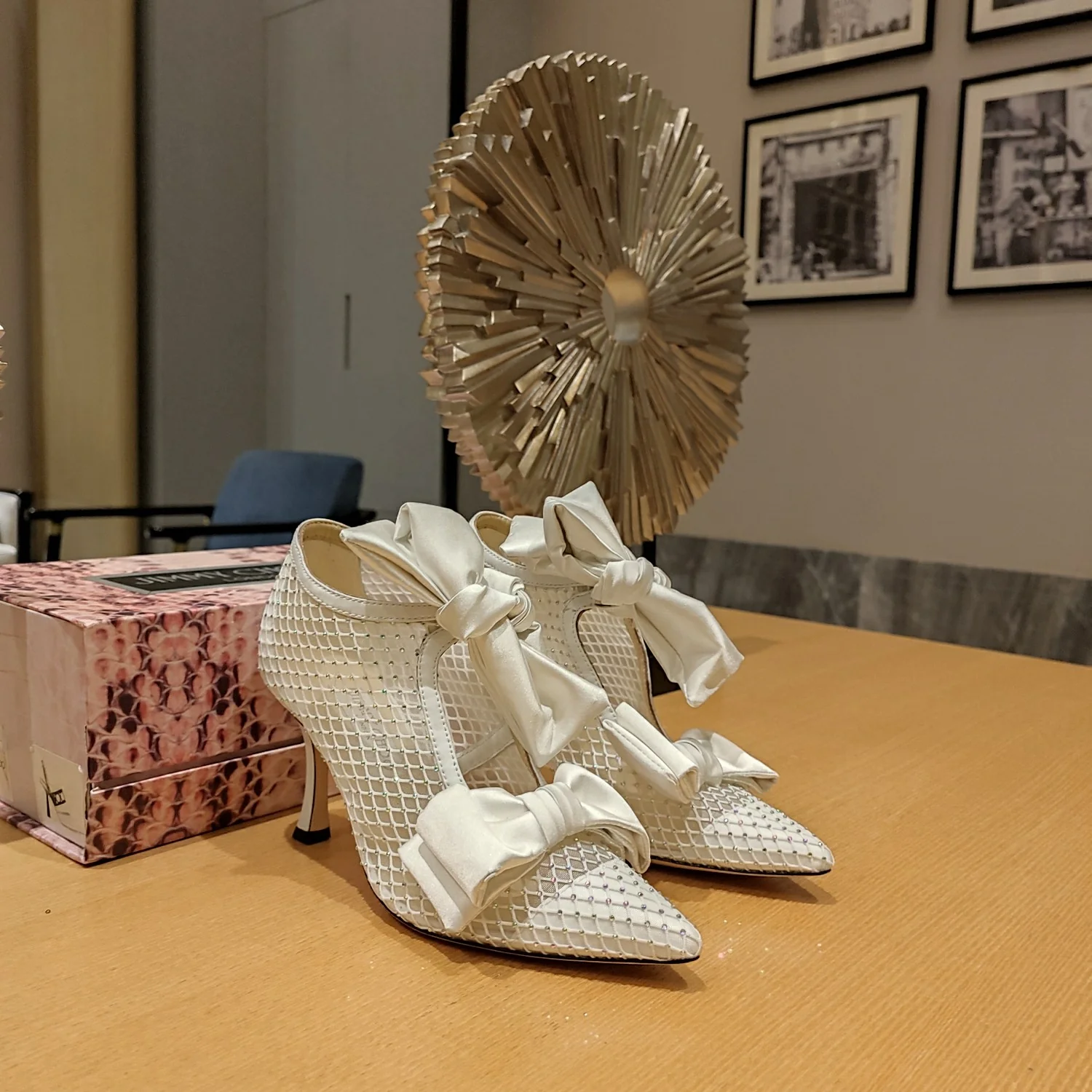 Ботильоны Jimmy Mesh на высоком каблуке, украшенные стразами и кристаллами.