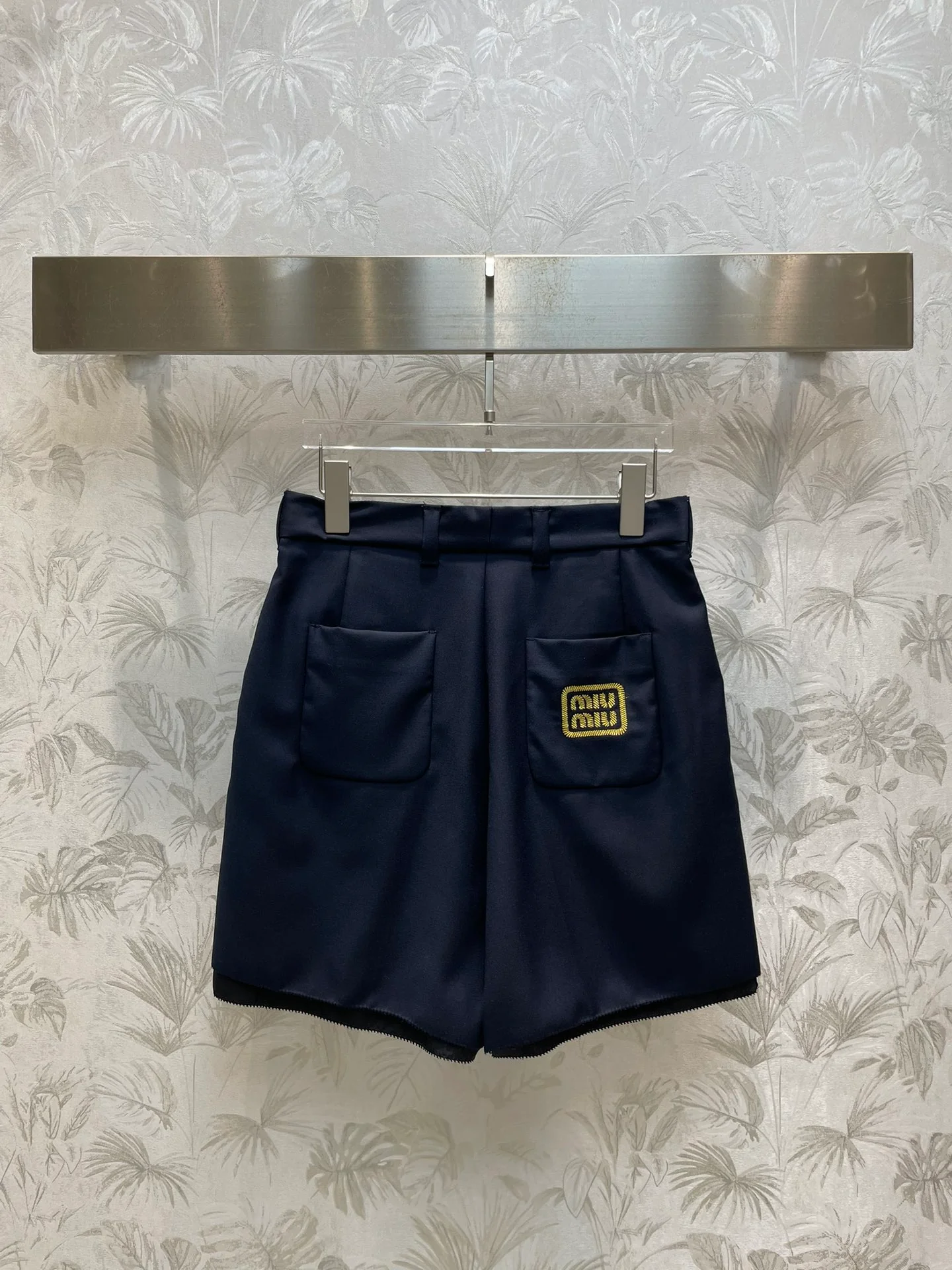 Miu Miu - Весна/Лето 2404-24: Идеальный образ в стиле преппи с вышитыми значками, лоскутными блейзерами и шортами.