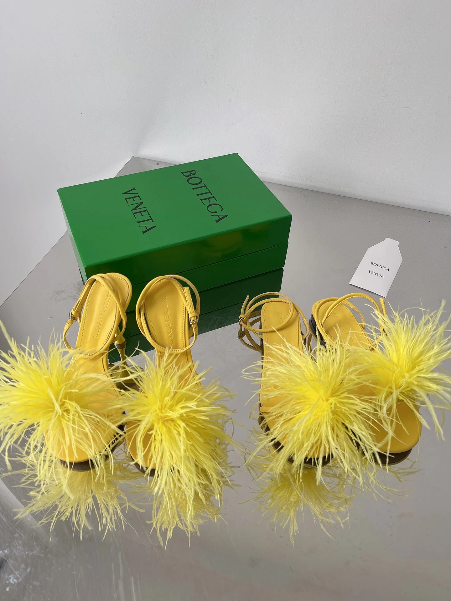 BV - Босоножки на высоком каблуке с облегающим силуэтом - Желтые