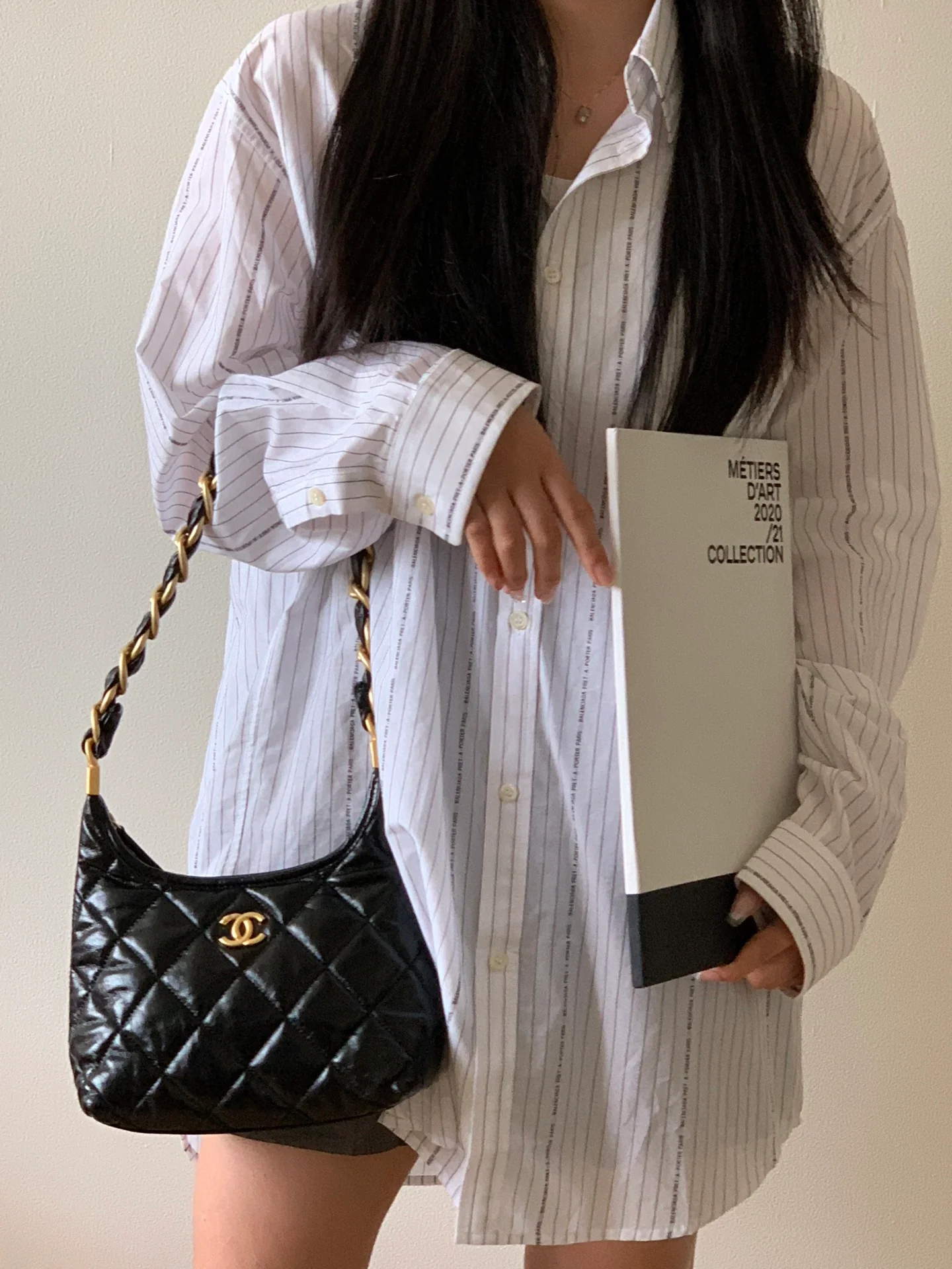 Сумка-хобо Chanel с массивной цепочкой на плечо - черная