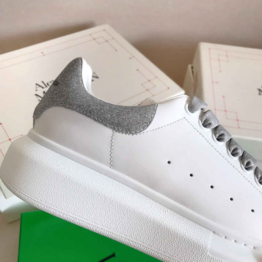 Классические белые кроссовки McQueen с серебристыми блестками