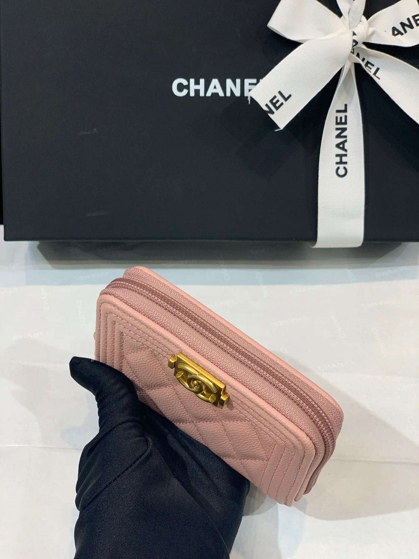 Монетоприемник Chanel Le Boy Classic на молнии - розовый