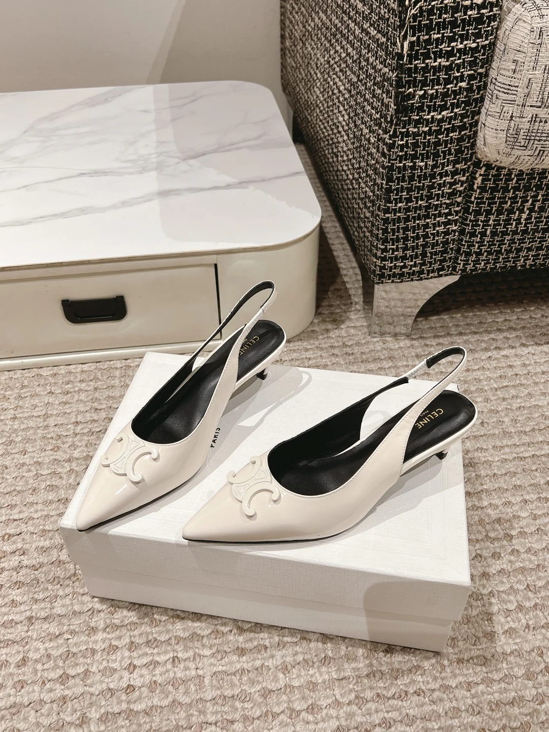 Босоножки Celine на тонком каблуке с острым носком - белые