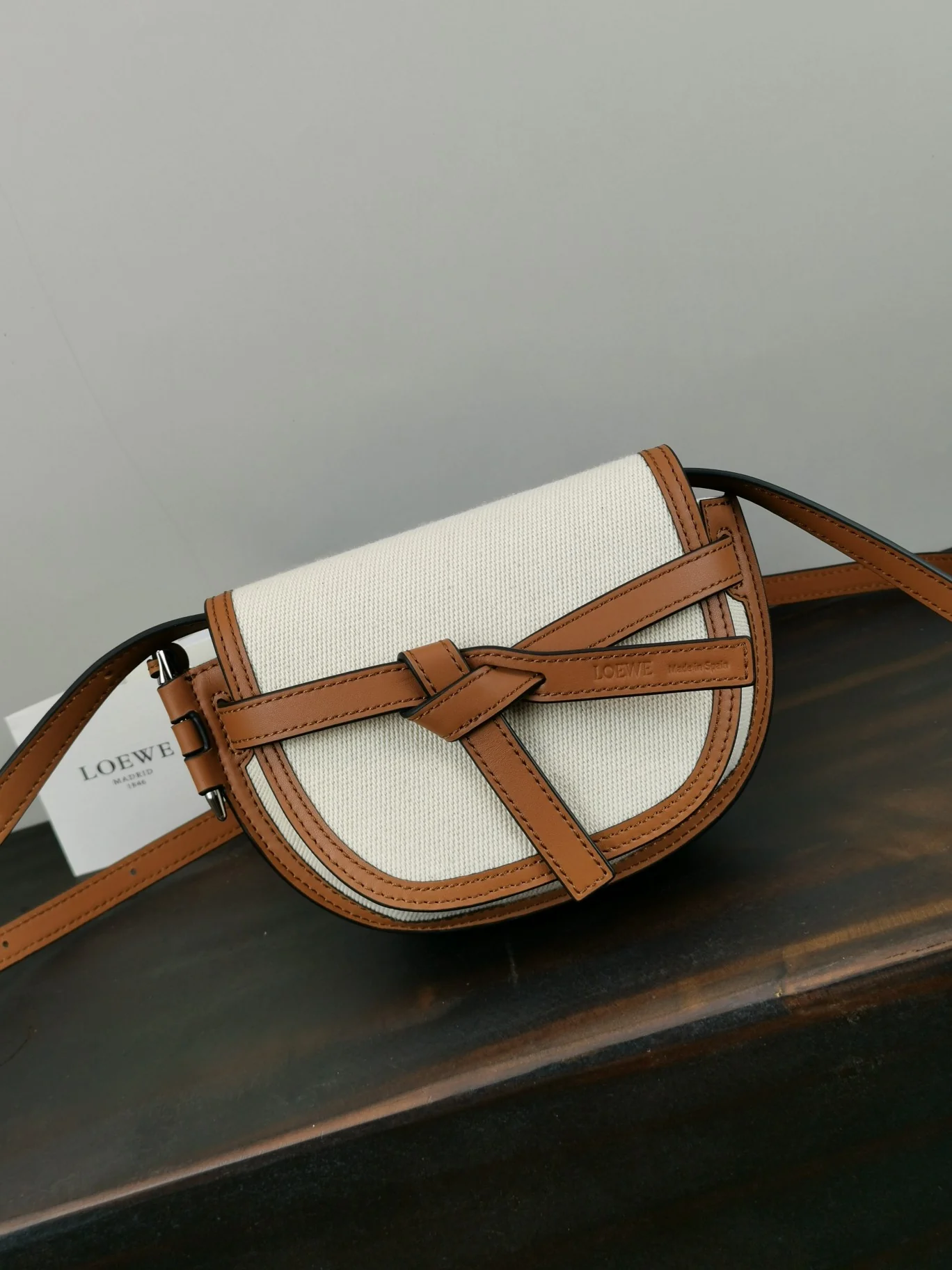 Стиль Loewe-gate из парусины и кожи