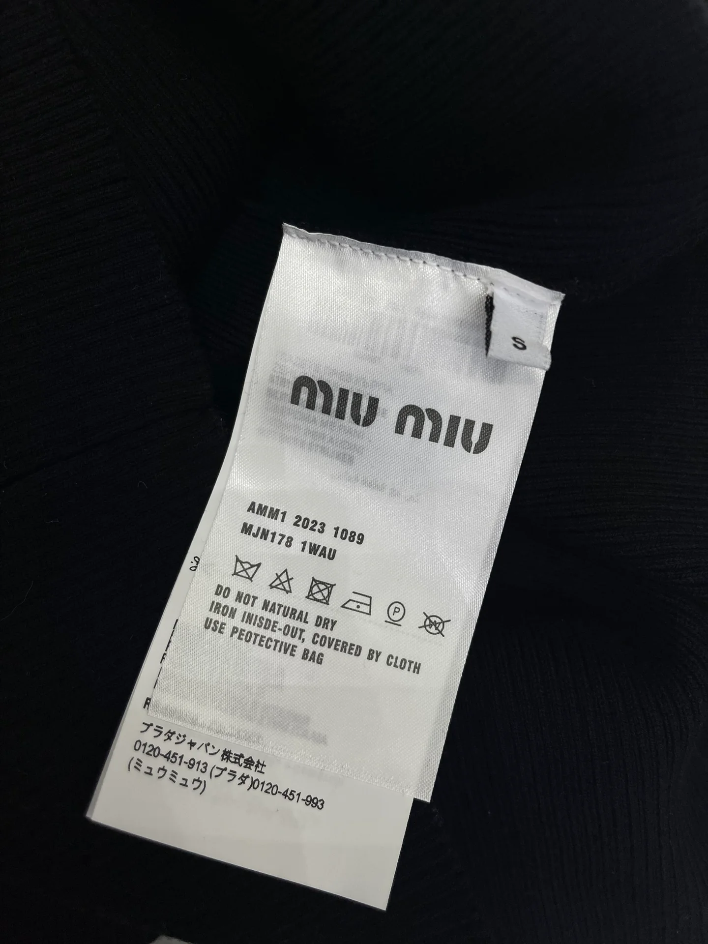 Miu Miu - Летняя новинка 2404-24: Элегантное вязаное платье-жилет с U-образным вырезом - Черное