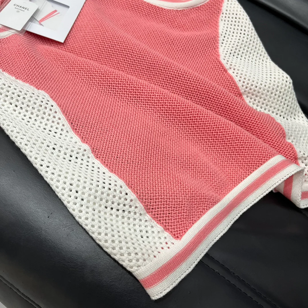 Chanel - 2403-24 Новинка: Жилет с вырезом на плечах - 1