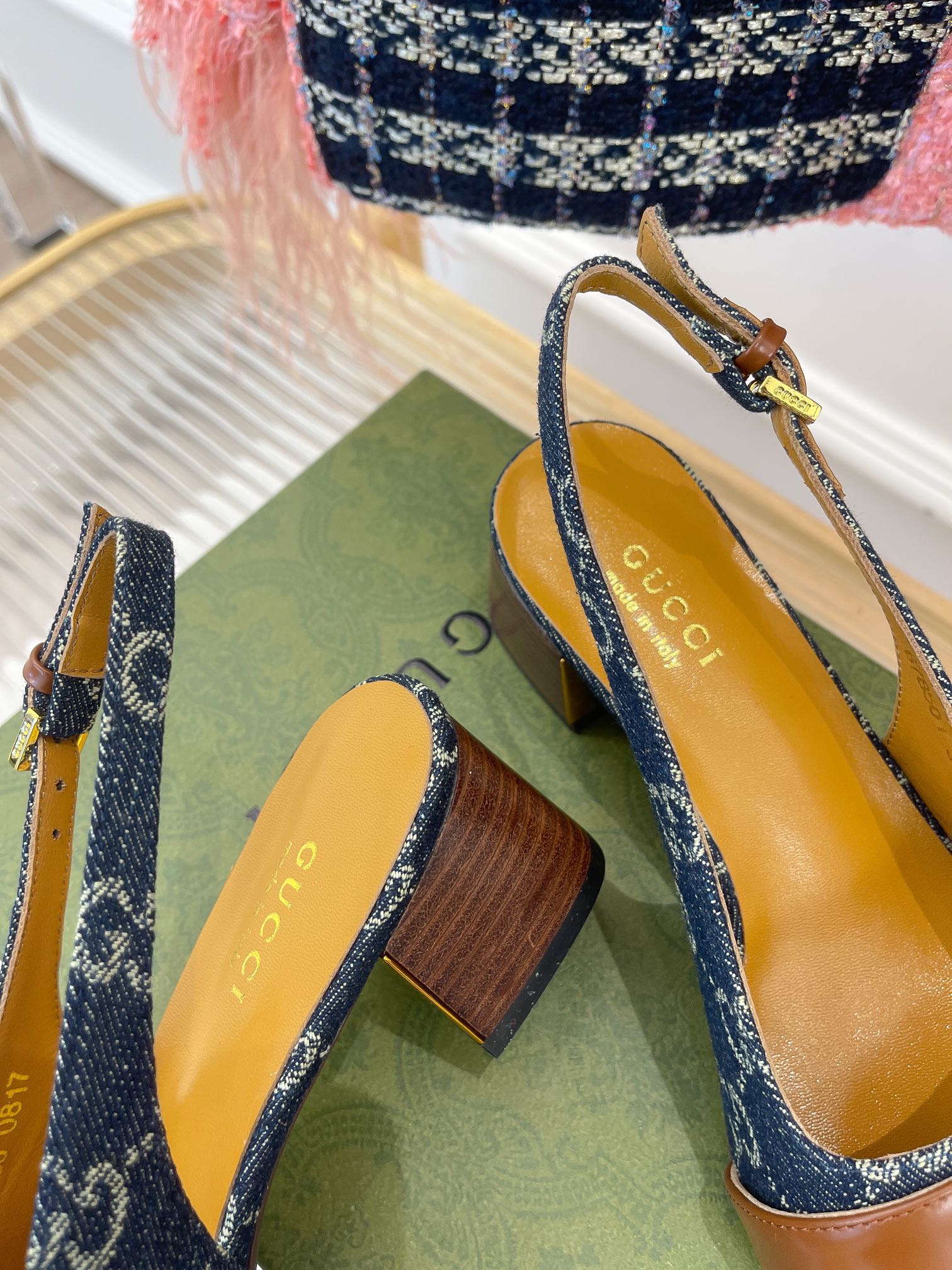 Новинка начала осени 2022 года от Gucci — сандалии на массивном каблуке.