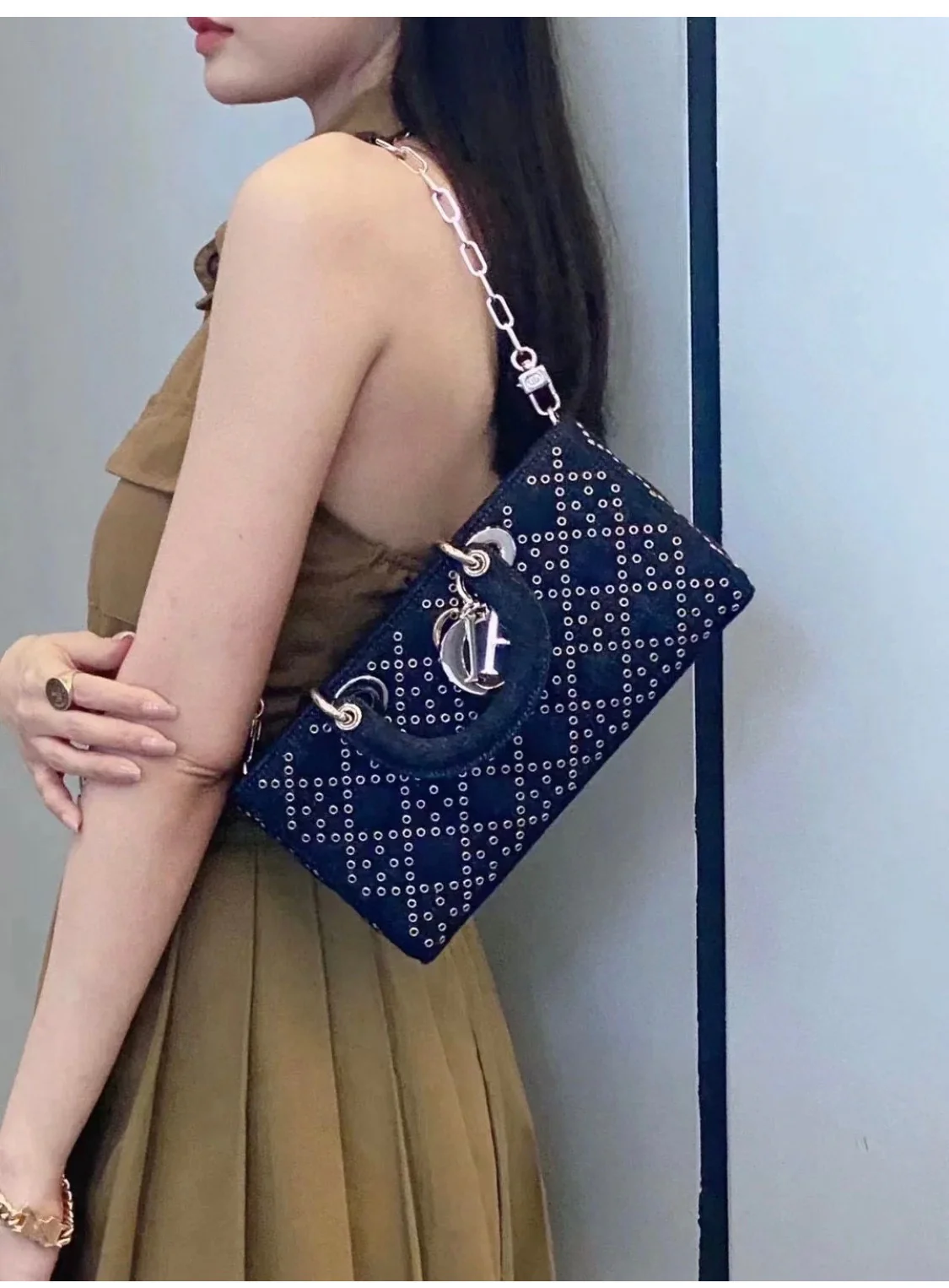 Сумка Dior Lady D'Joy — в стиле джинсовой сумки с заклепками — фотографии людей, которые ее носят.