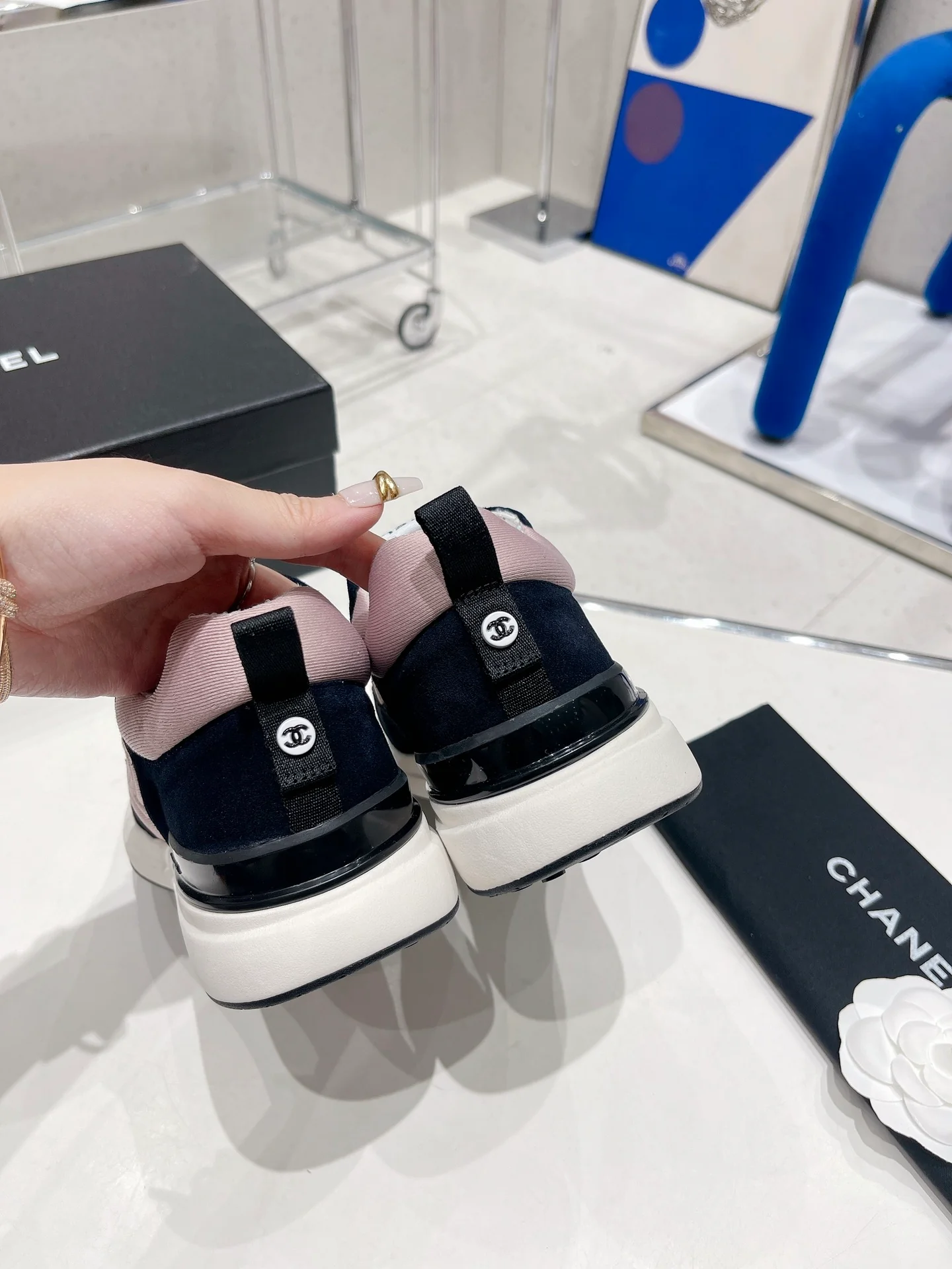 Новые поступления с показа Chanel весна/лето 2022 - Повседневные кроссовки - Розовые и коричневые