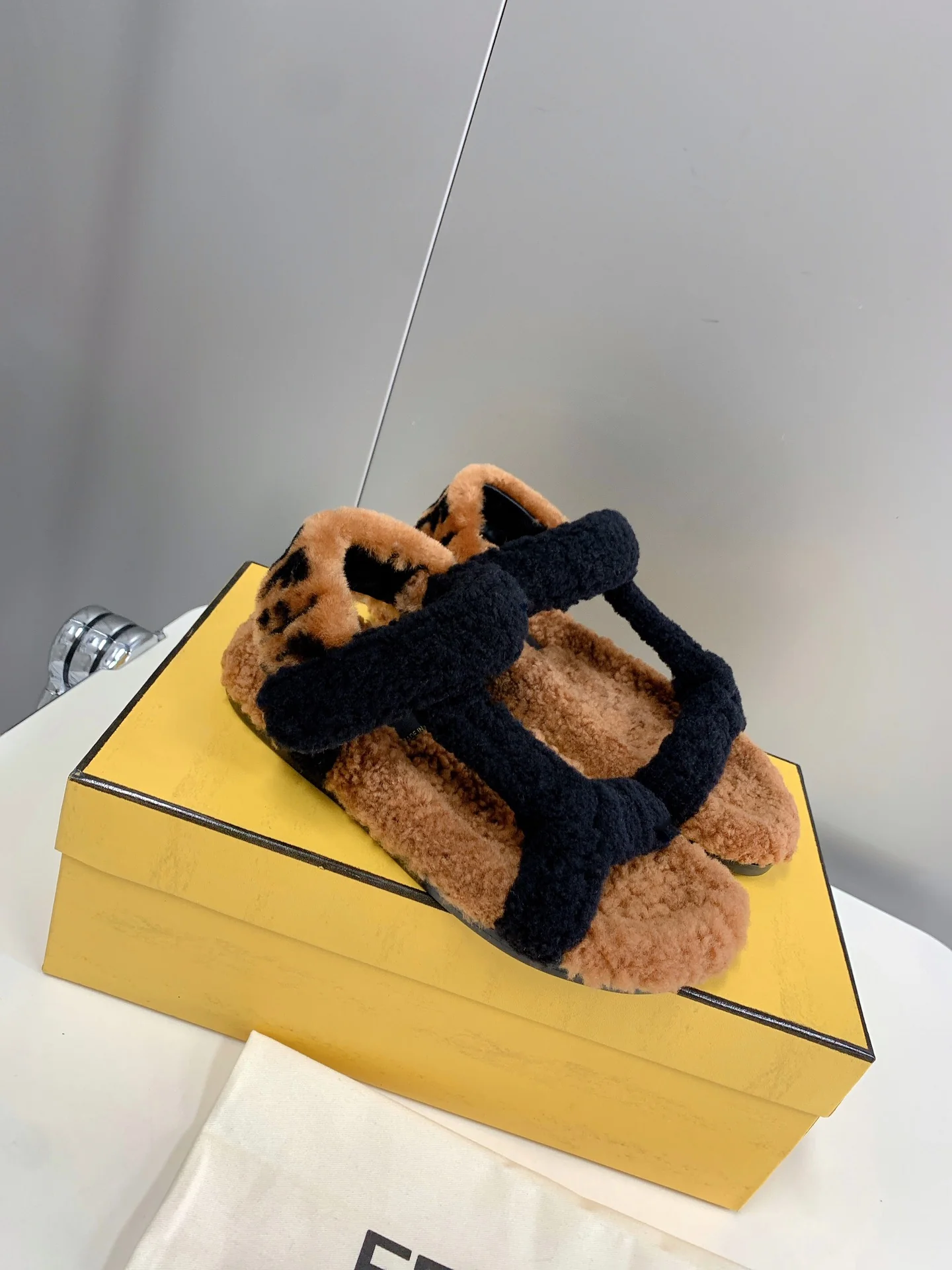 Fendi - Мягкие сандалии - Коричневые - Черные