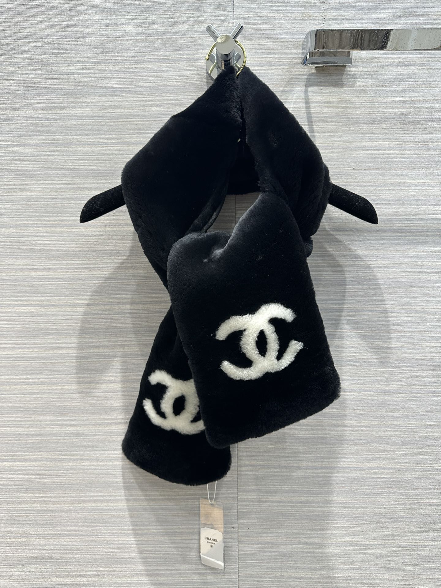 Новый шарф Chanel Double C из коллекции осень/зима 2023 — черный.