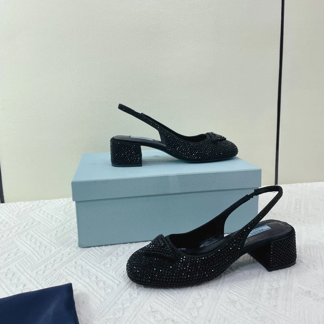 Туфли Prada - туфли-мэри-джейн на низком каблуке, украшенные стразами - черные