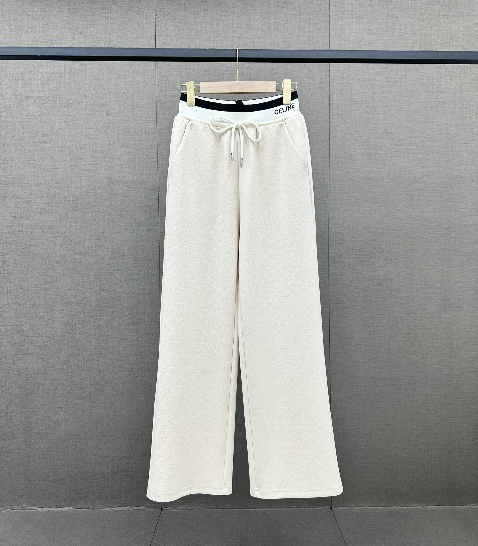 Удобные широкие брюки Celine 2403 с вышитым логотипом и шнуровкой — белые.