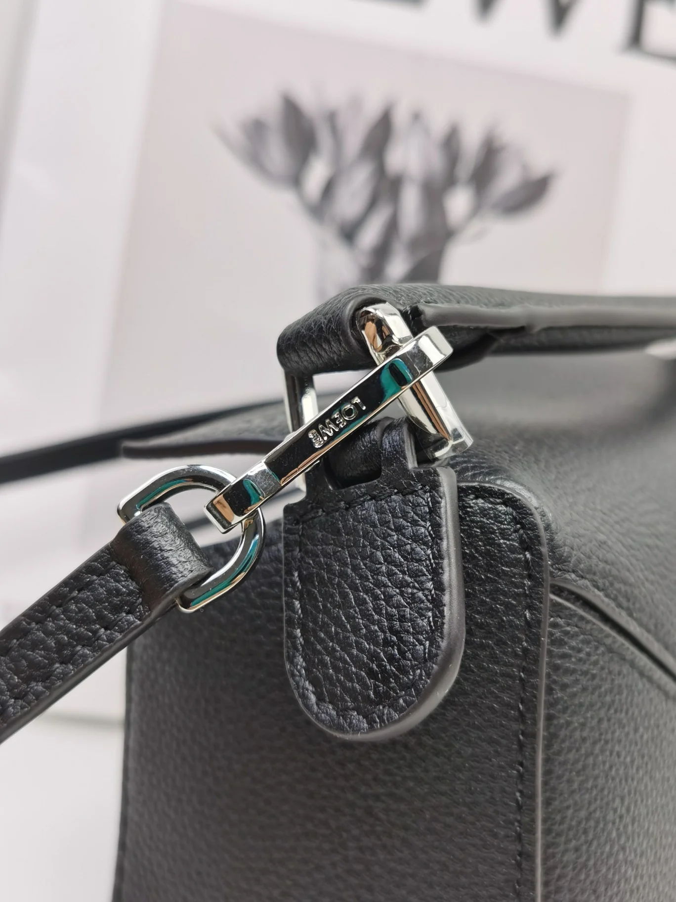 Миниатюрная сумка Loewe Puzzle из телячьей кожи, черная.