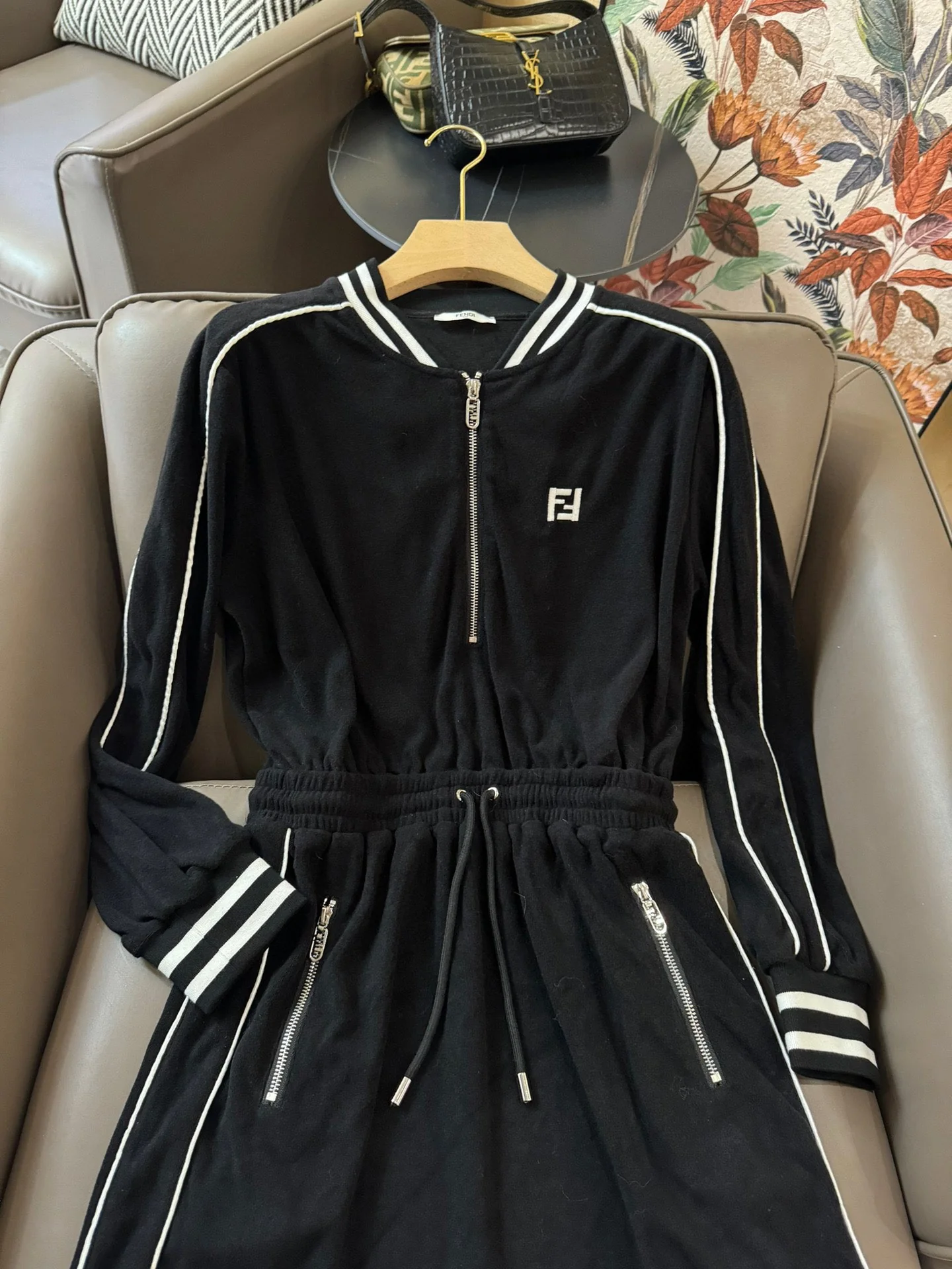 Fendi - 2403 - 24ss Новое бархатное платье с длинными рукавами и вышитой надписью