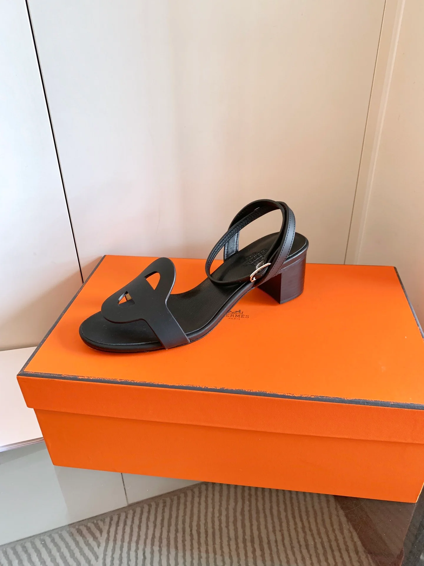 Сандалии Hermes 2024 на массивном каблуке - черные