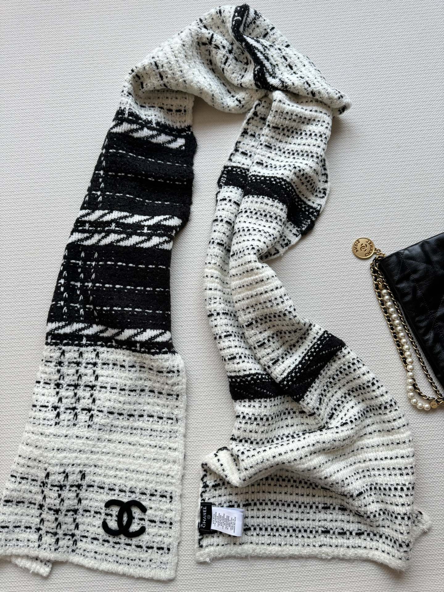 Вязаный полосатый шарф Chanel 2024 — белый