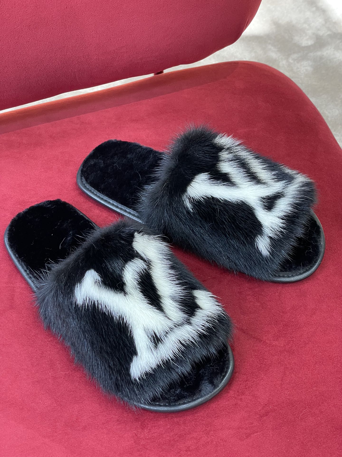 LV - Классический декор для дома - Меховые тапочки из норки - Черные