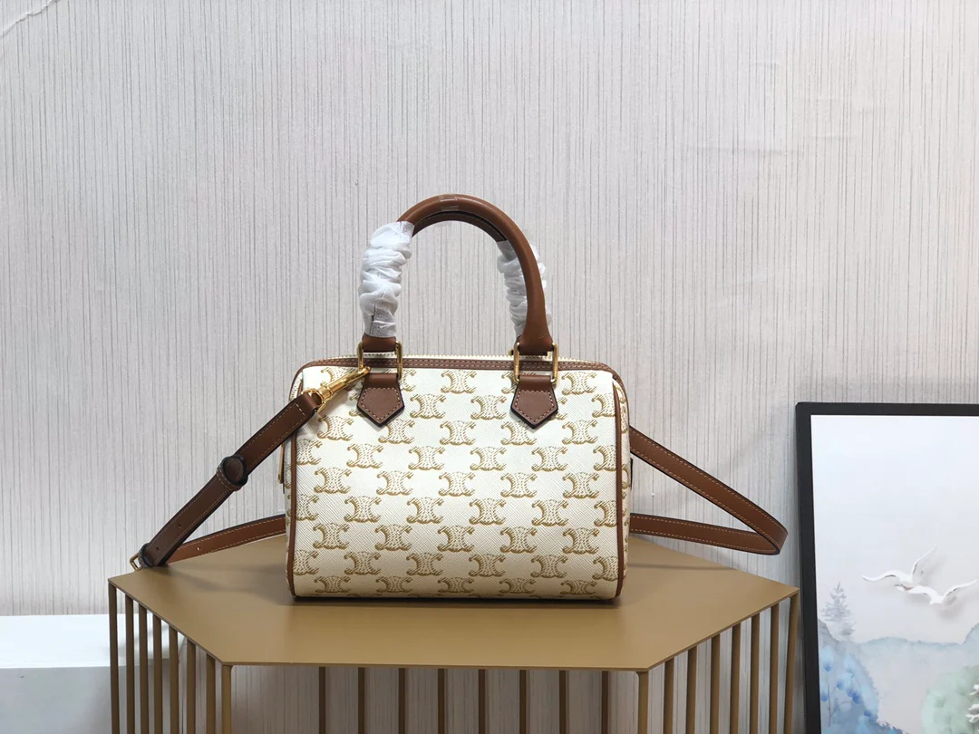 Сумка-бостон Celine из телячьей кожи с небольшим логотипом