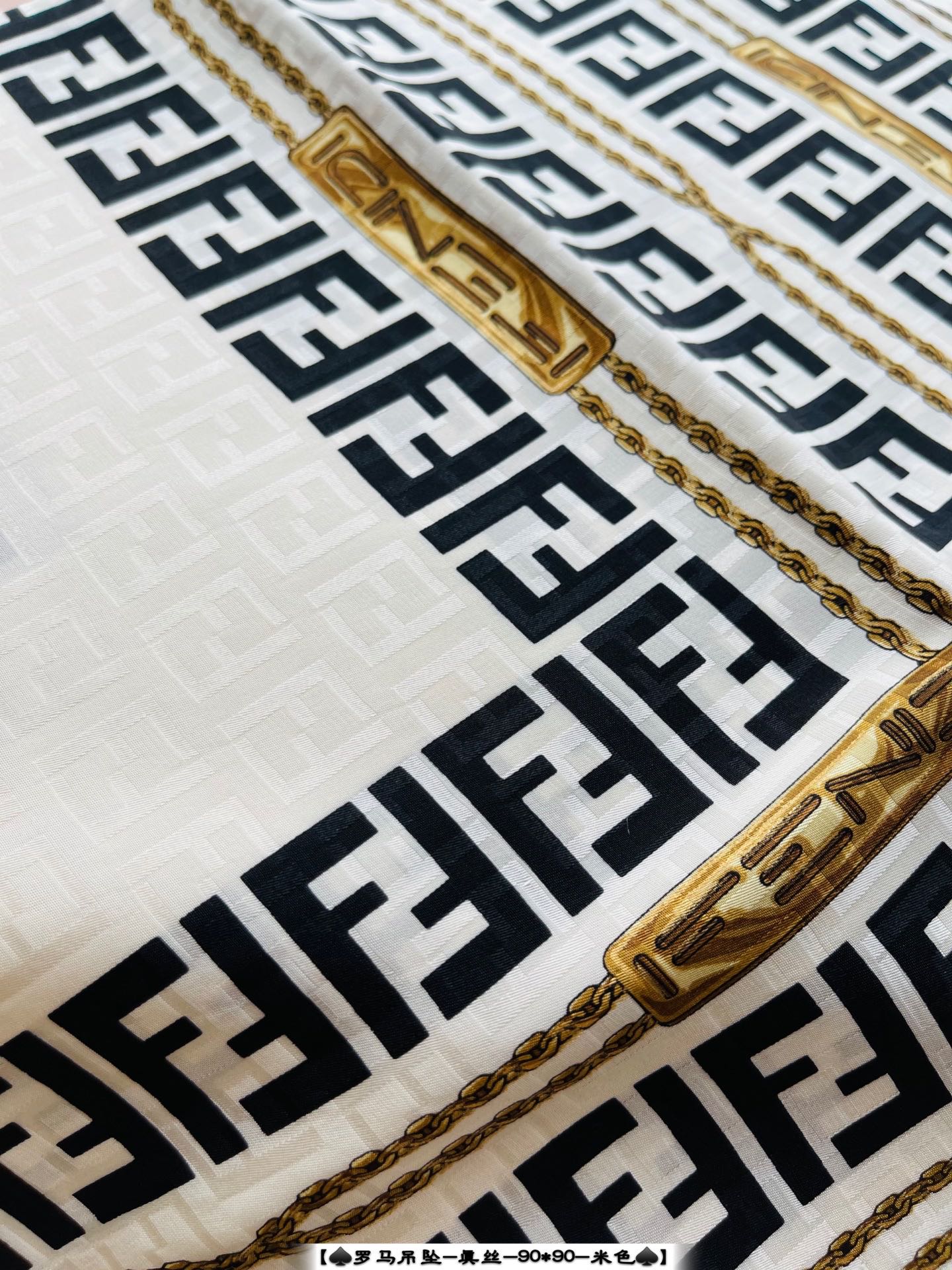 Fendi - Римский кулон с узором FF - Шелковый квадратный шарф