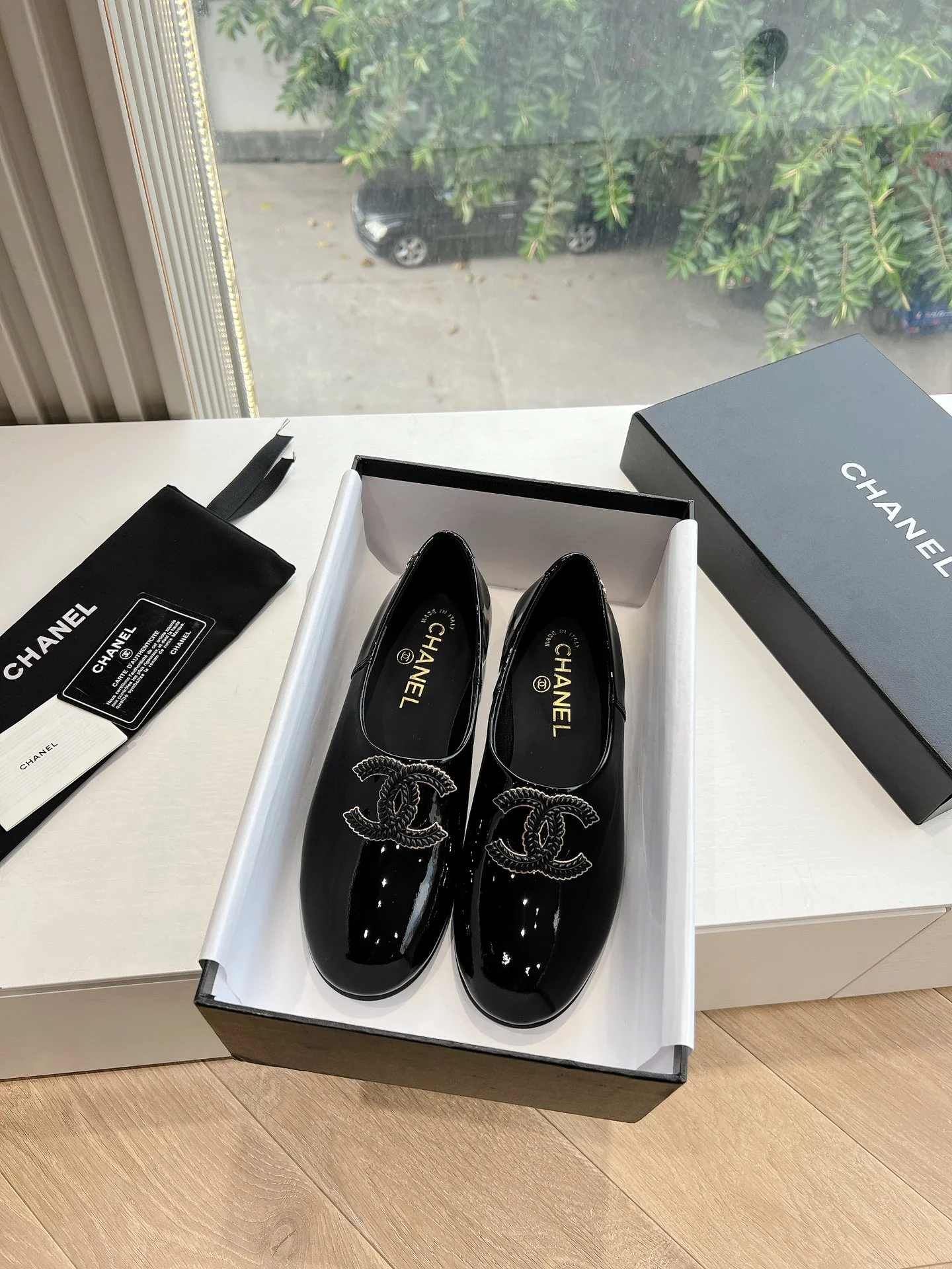 Туфли Мэри Джейн с логотипом Chanel 2024 года - черные.