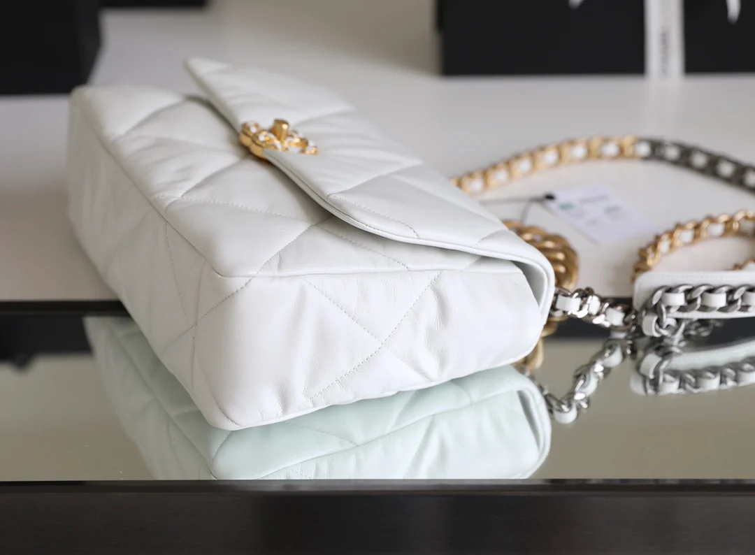 Сумка Chanel 19 — средняя, ??белая.