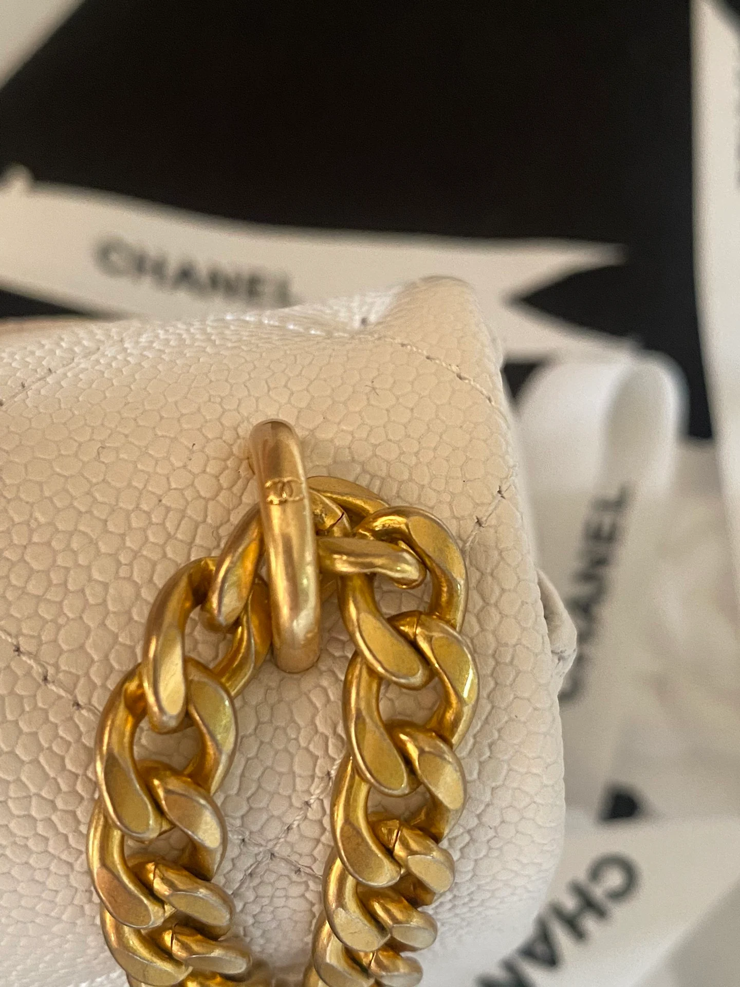 Новинка сезона весна/лето 2023 от Chanel - Миниатюрная квадратная сумка Fat Bag - Дизайн в виде сердца - Белая