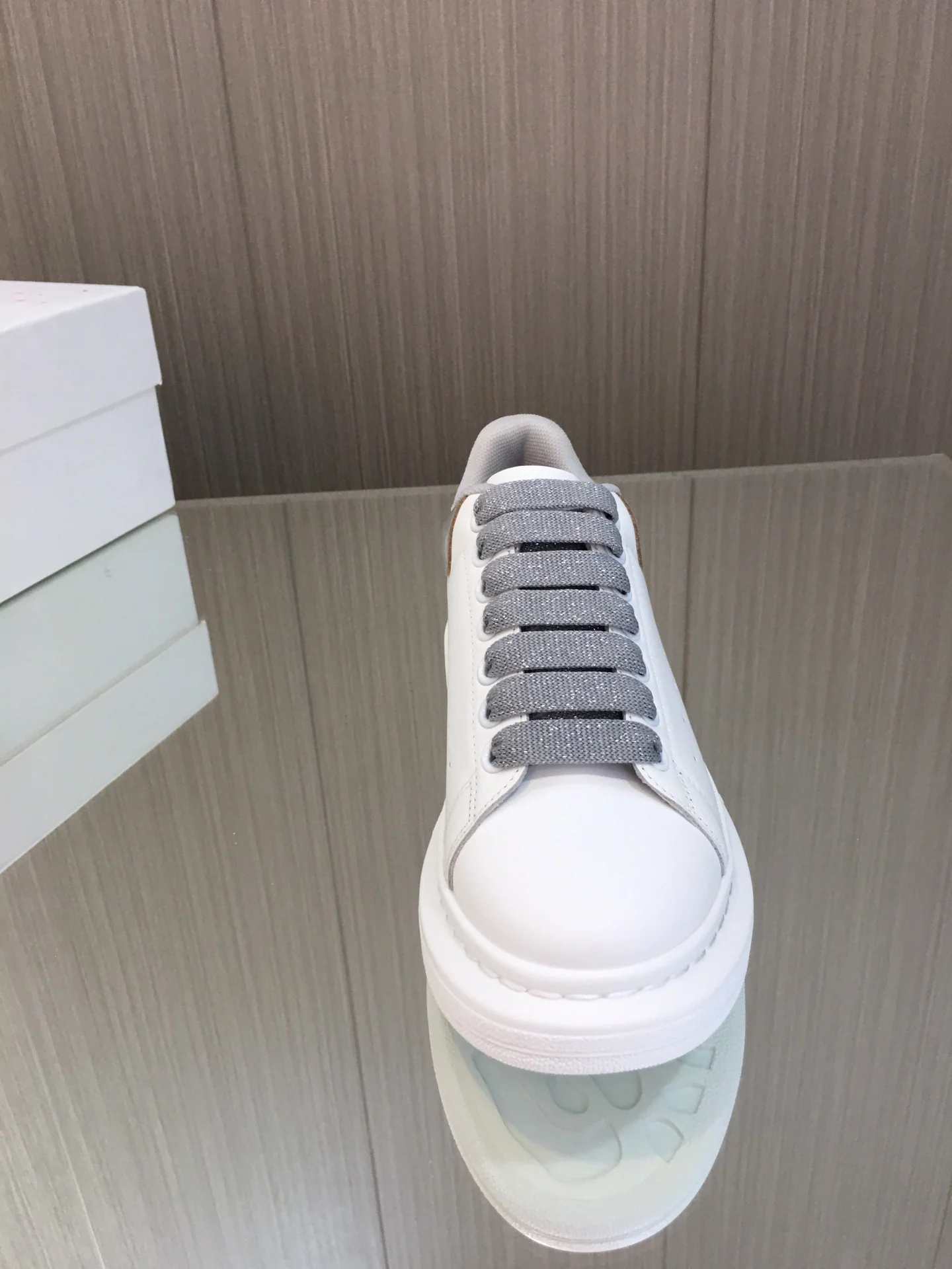 Новинка сезона весна/лето 2023 от McQueen - Белые кроссовки из лакированной кожи - Вулканический серый