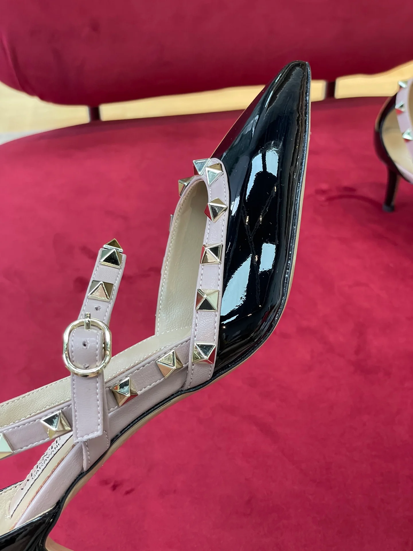 Новинка сезона осень/зима 2022 от Valentino - Туфли на высоком каблуке с заклепками - Черные