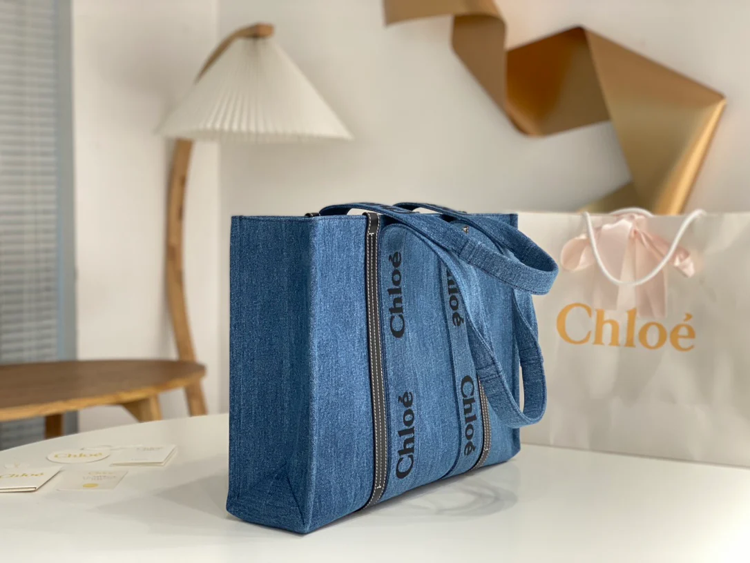 Новинка весны 2023 года от Chloe - сумка-тоут Woody - джинсово-синий - большой размер.