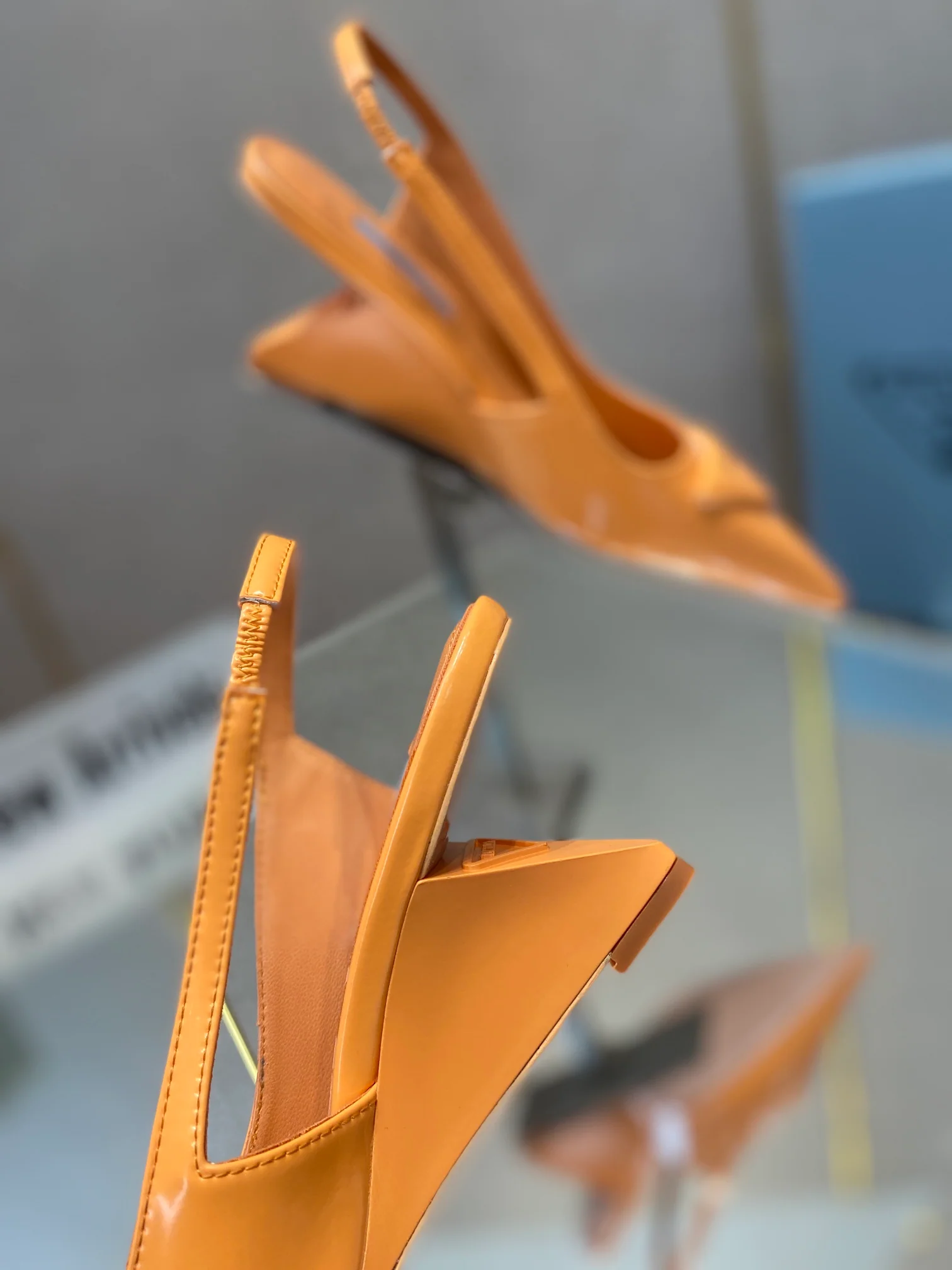 Обувь Prada - Prada - лакированные сандалии на низком каблуке - оранжевые