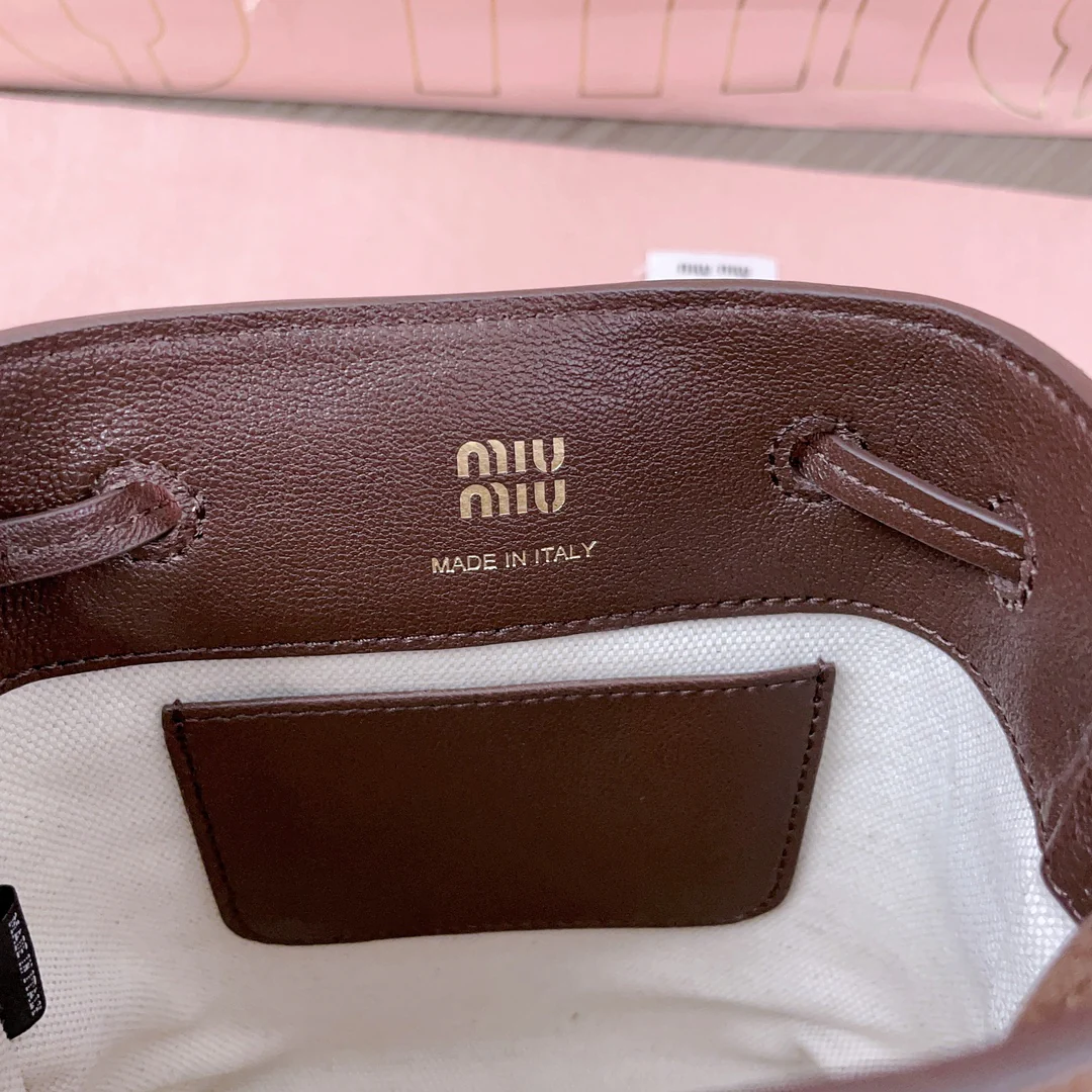 Мини-сумка-ведро Miu Miu 5nf460 из замши - коричневая