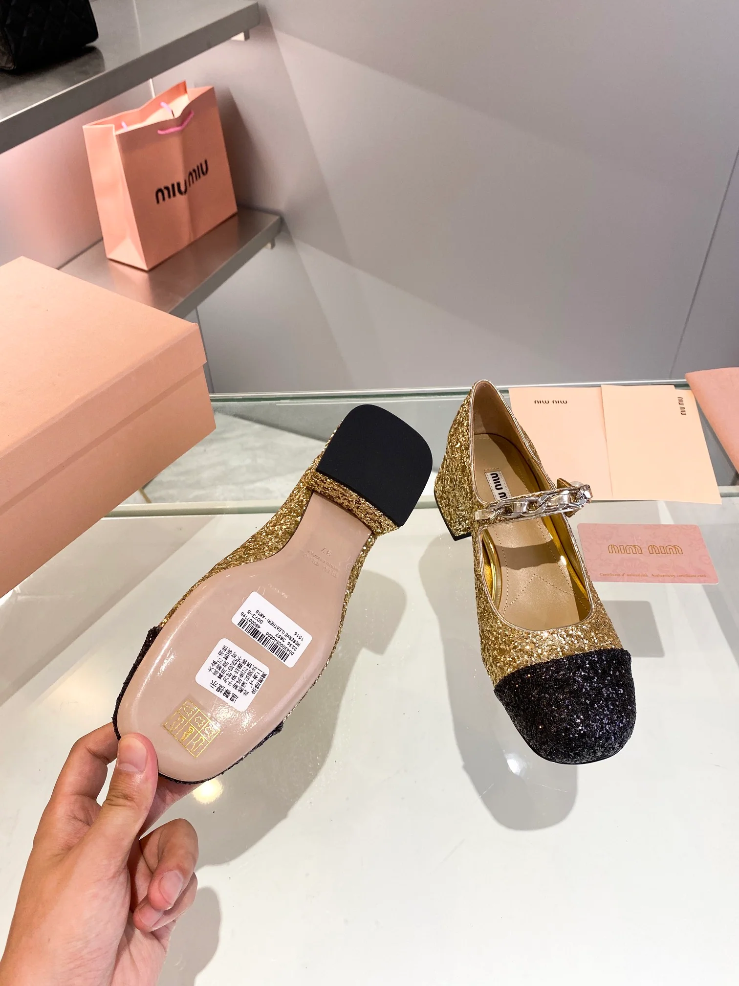 Новинка Miu Miu 2022 года - Туфли на низком каблуке