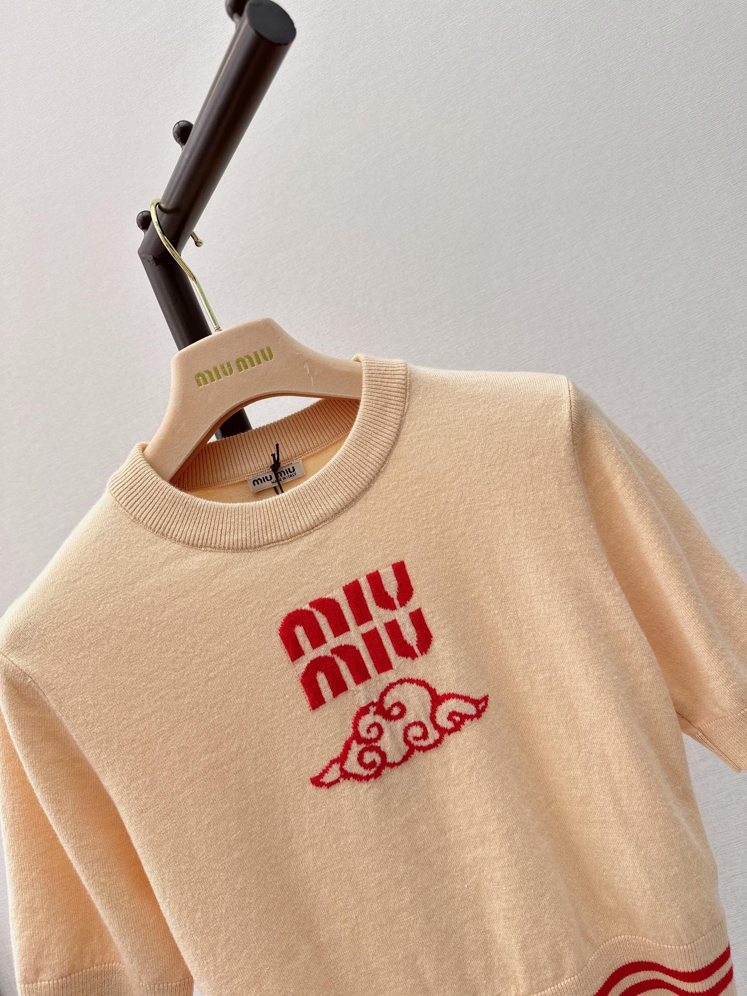 Miu Miu - 2404 - Новинка сезона весна/лето: классический пуловер с круглым вырезом и плиссированная юбка.