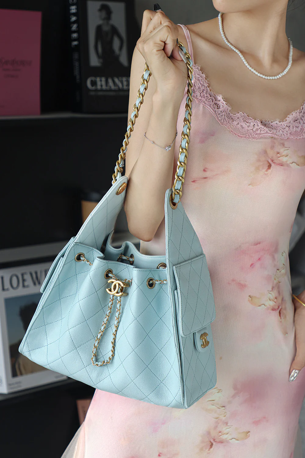 Сумка Chanel 25c Hippie Hobo Small Macaron с золотой пряжкой