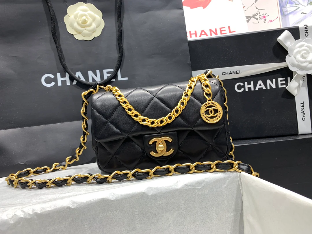 Новинка сезона весна/лето 2023 от Chanel - сумка Gold Coin CF - черная - 1