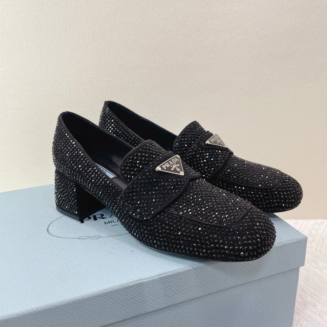 Туфли Prada - Лоферы Prada на низком каблуке, украшенные стразами - черные