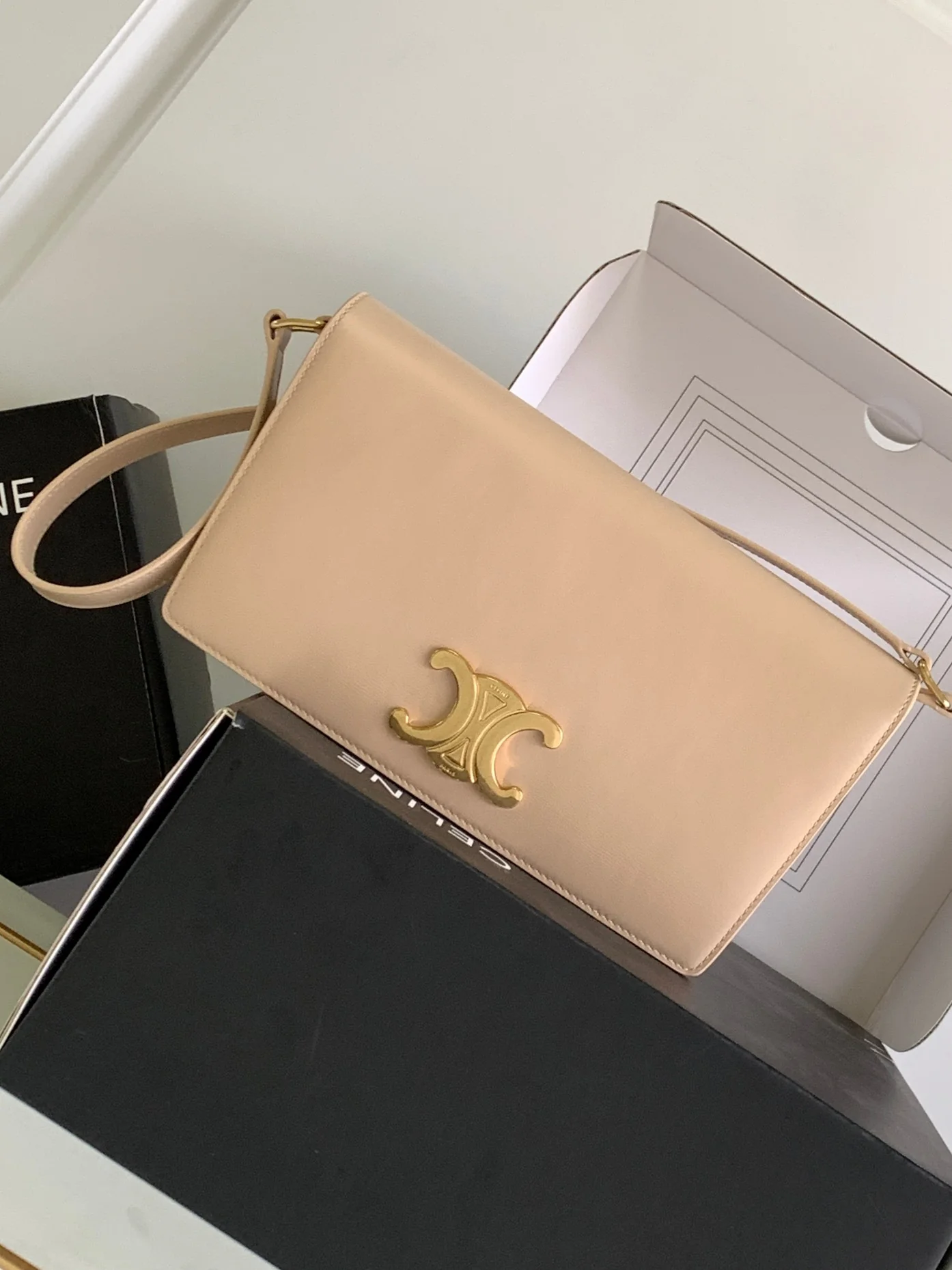 Сумка Celine Triomphe из глянцевой телячьей кожи с принтом под канвас — абрикосовый цвет.