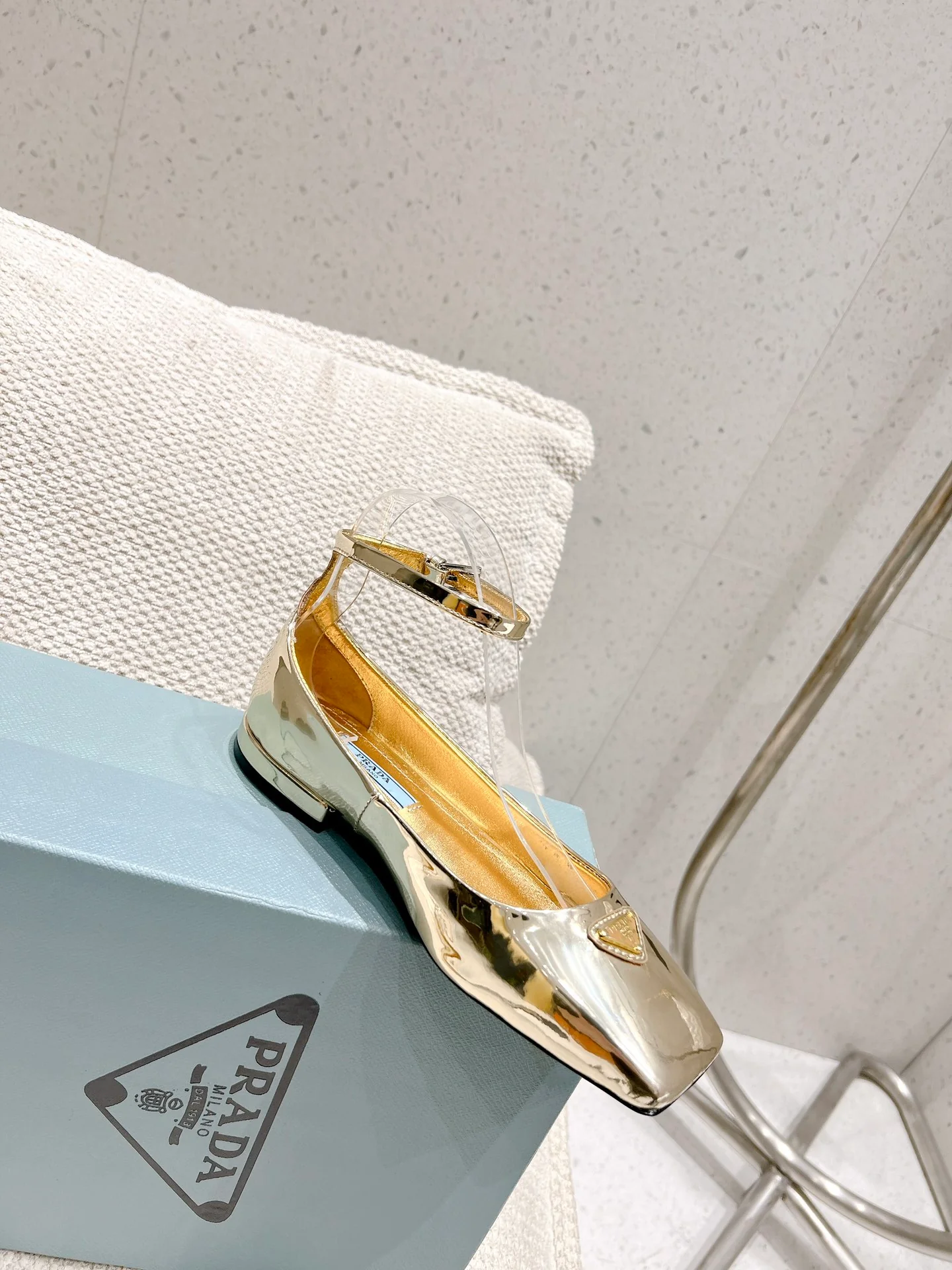 Новинка сезона весна/лето 2023 от Prada - Кожаные балетки - Серебристые