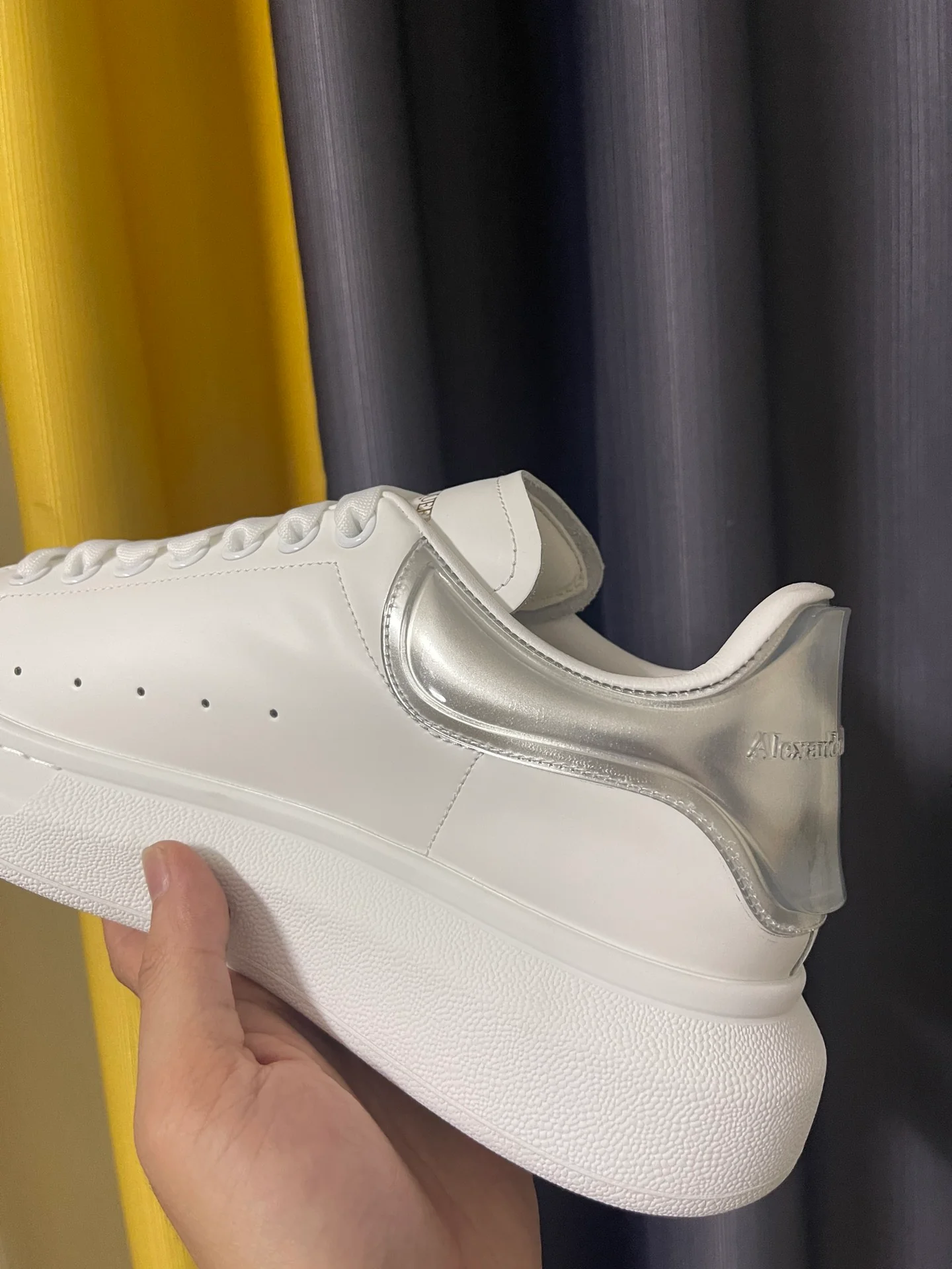 Классические белые кроссовки McQueen - унисекс - серебристый мягкий каблук