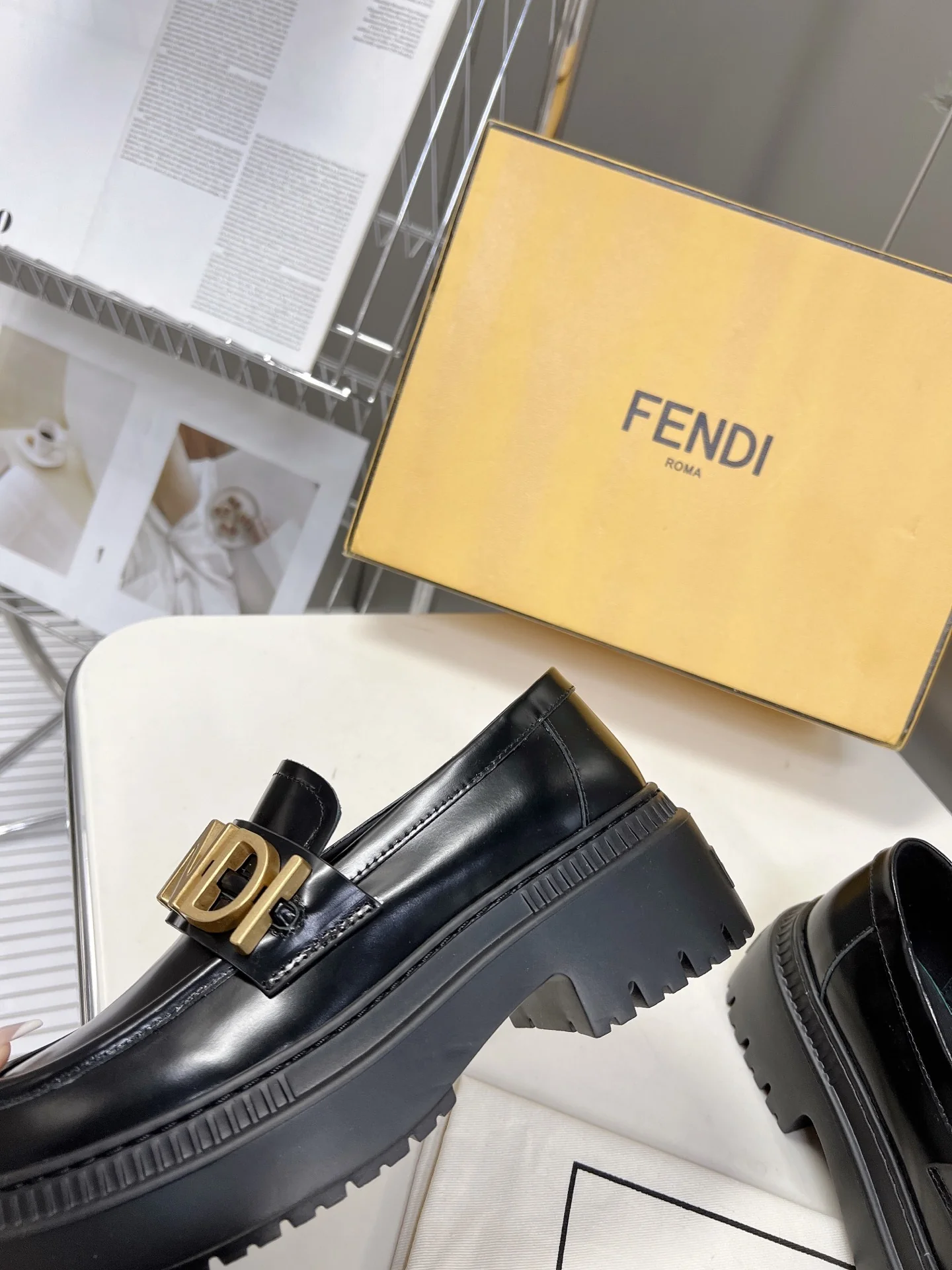Новинка весны 2022 года от Fendi - туфли Letter Afro - черные.