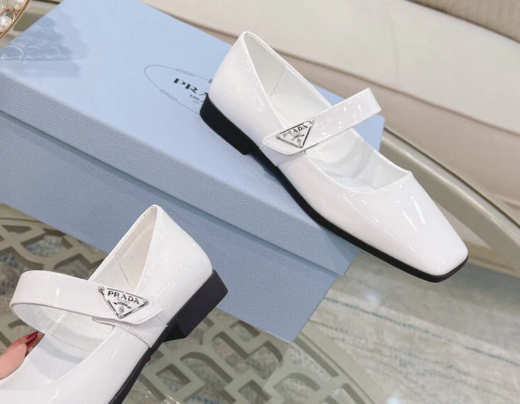 Новинка сезона весна/лето 2023 от Prada - Ретро-балетки с квадратными кольцами - Белые