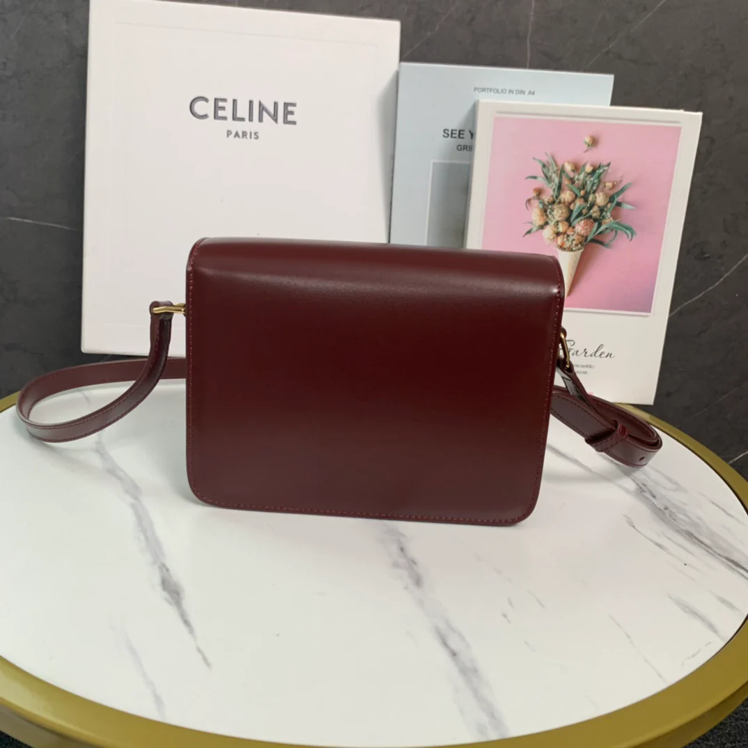 Сумка Celine Triomphe Classic из глянцевой телячьей кожи — красновато-коричневая.