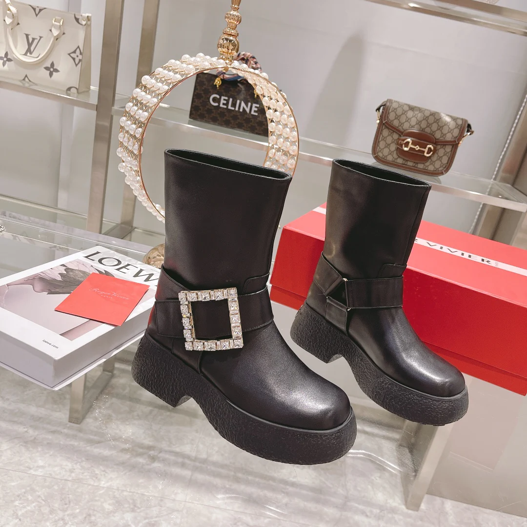 Мотоциклетные ботинки на толстой подошве с металлическими пряжками.