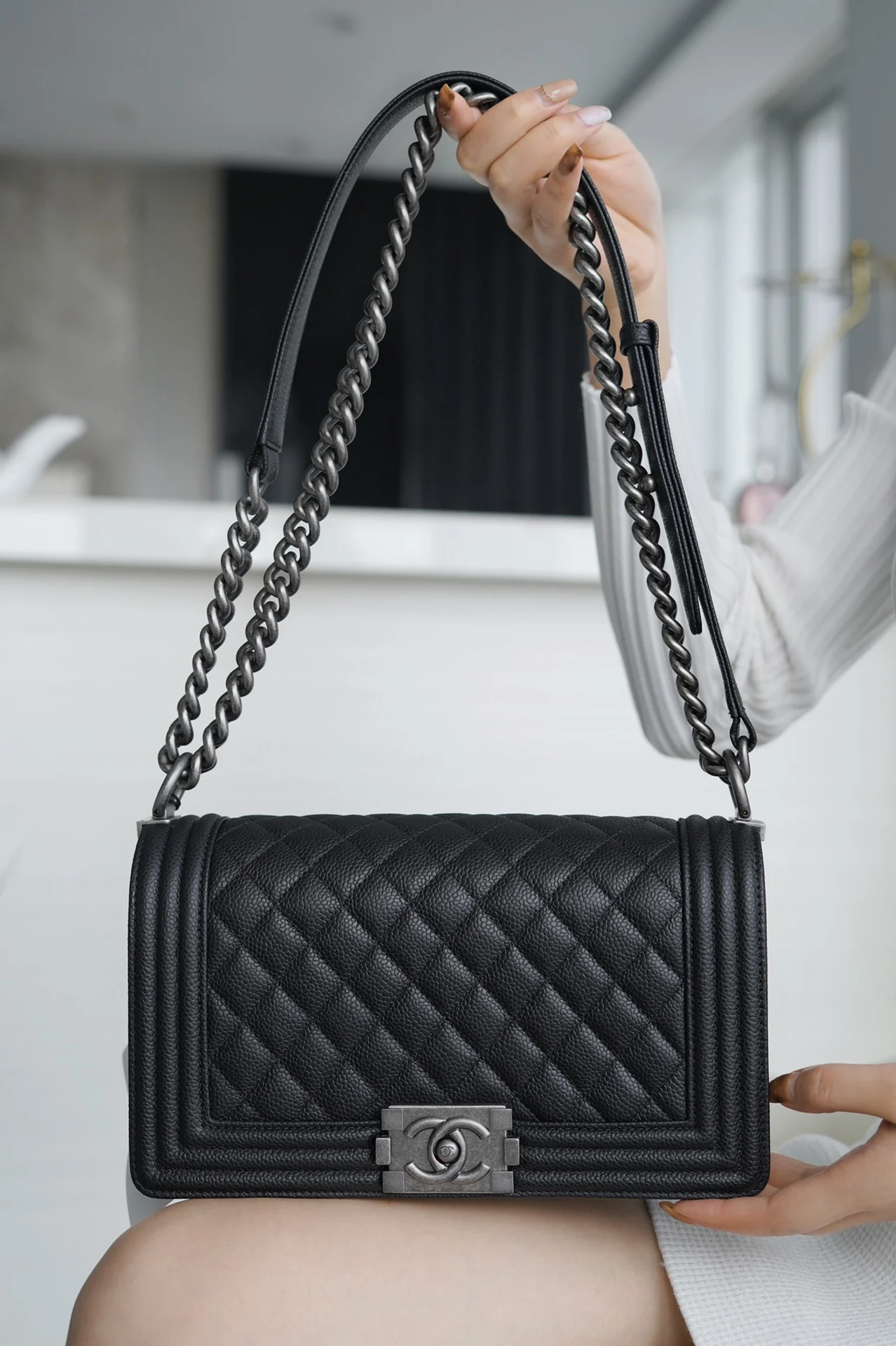 Коллекция Chanel Le Boy - Черная кожа личи, винтажная серебряная пряжка - 25 см