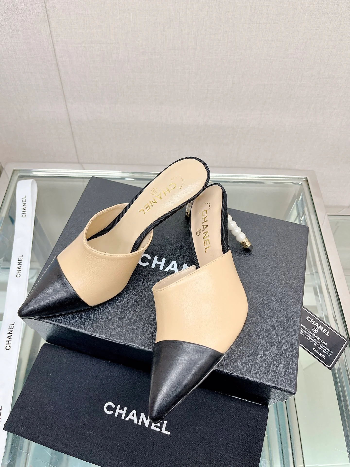 Босоножки Chanel Coco на высоком каблуке с четырьмя заклепками, высота каблука 8-5 см, абрикосовый цвет.