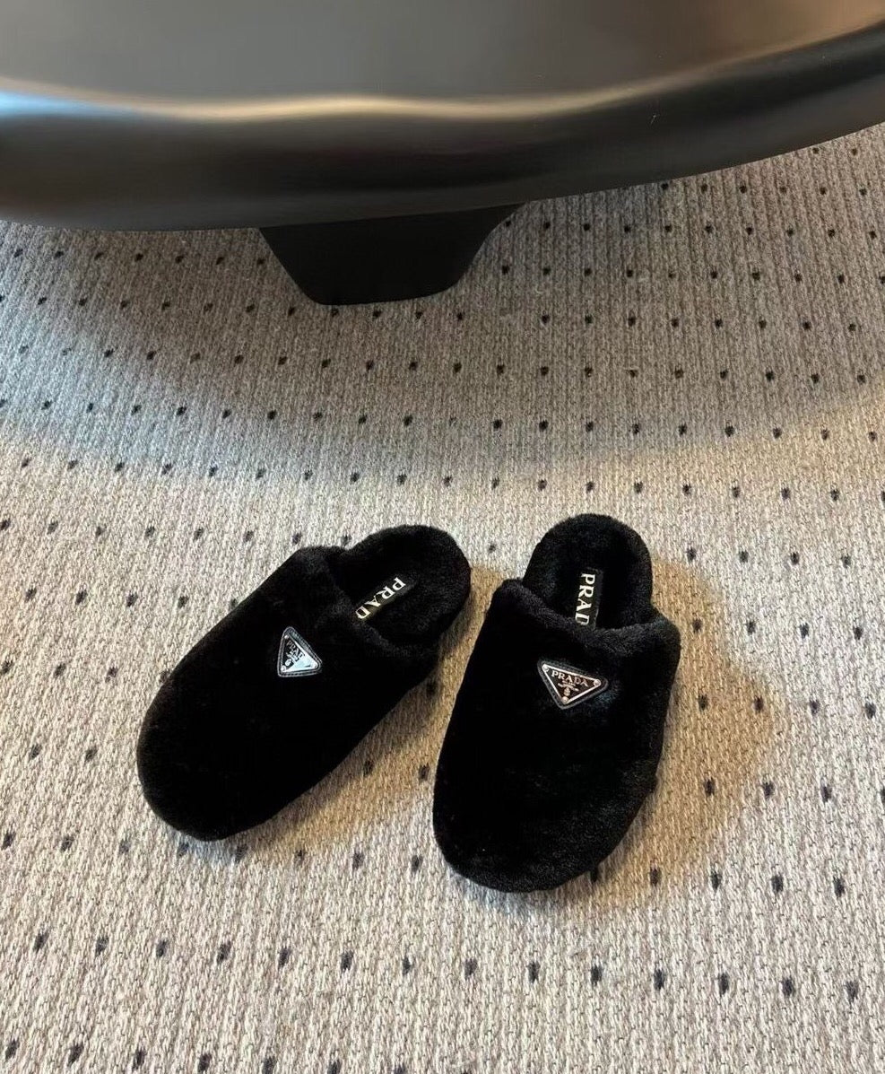 Новинка сезона осень/зима 2023 от Prada - Меховые тапочки с мыском - Черные